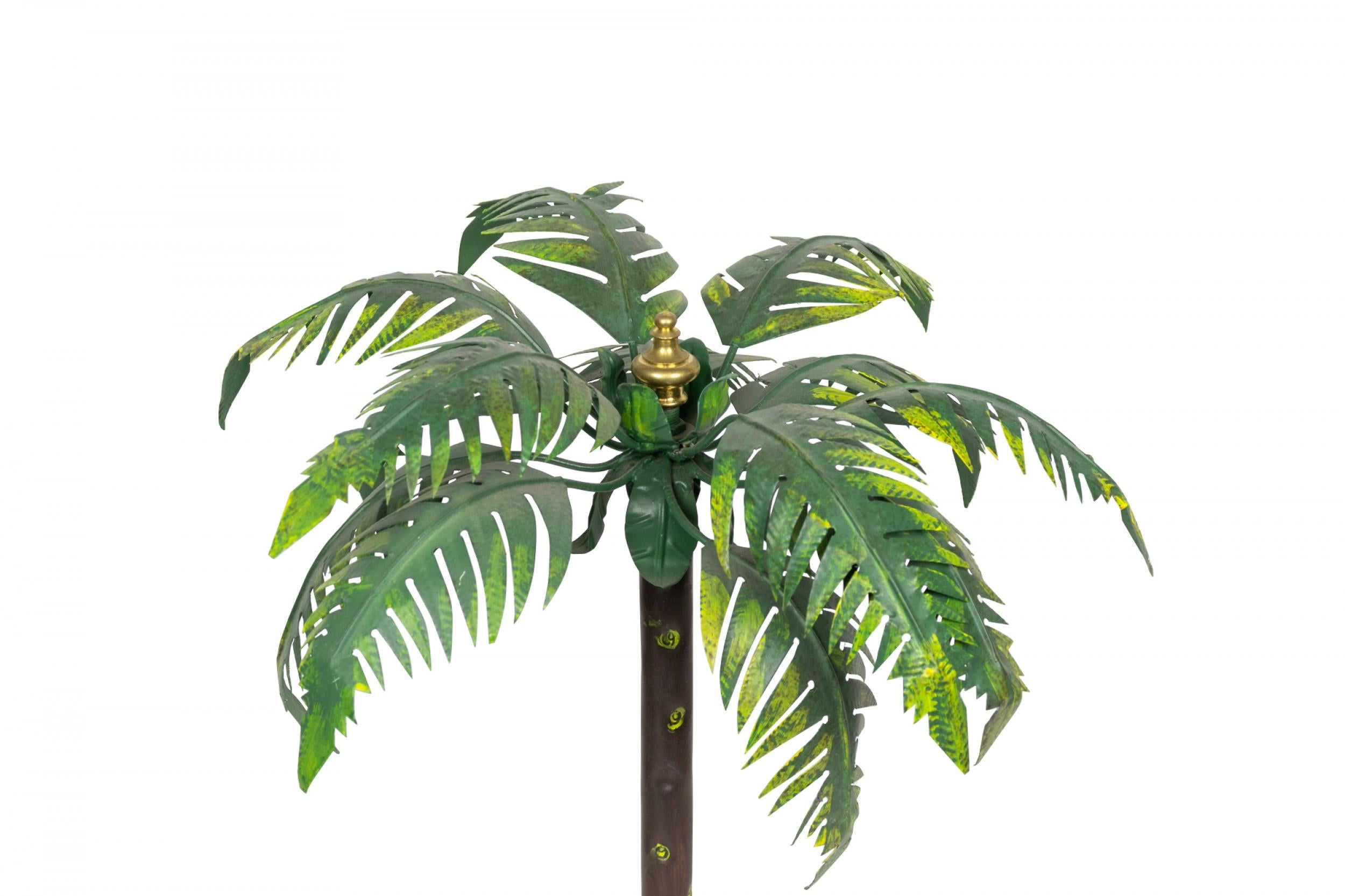 Esportazione cinese Coppia di sculture di palme bonsai asiatiche d'epoca in verde e oro in vendita