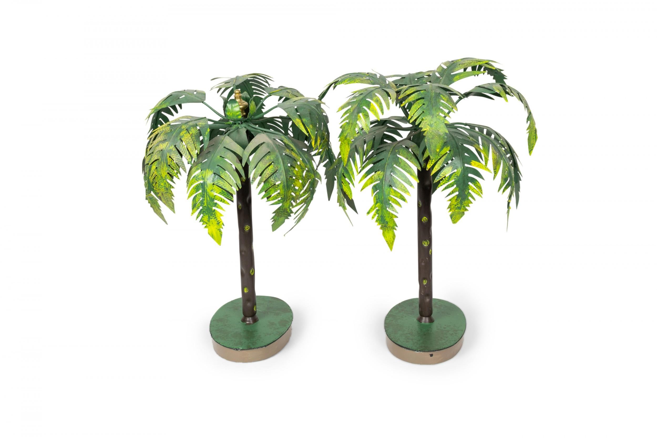 PAR de esculturas de palmeras bonsái asiáticas vintage de tole con hojas y troncos pintados en verde y dorado, montadas sobre bases ovaladas. (PRECIO POR PAR)