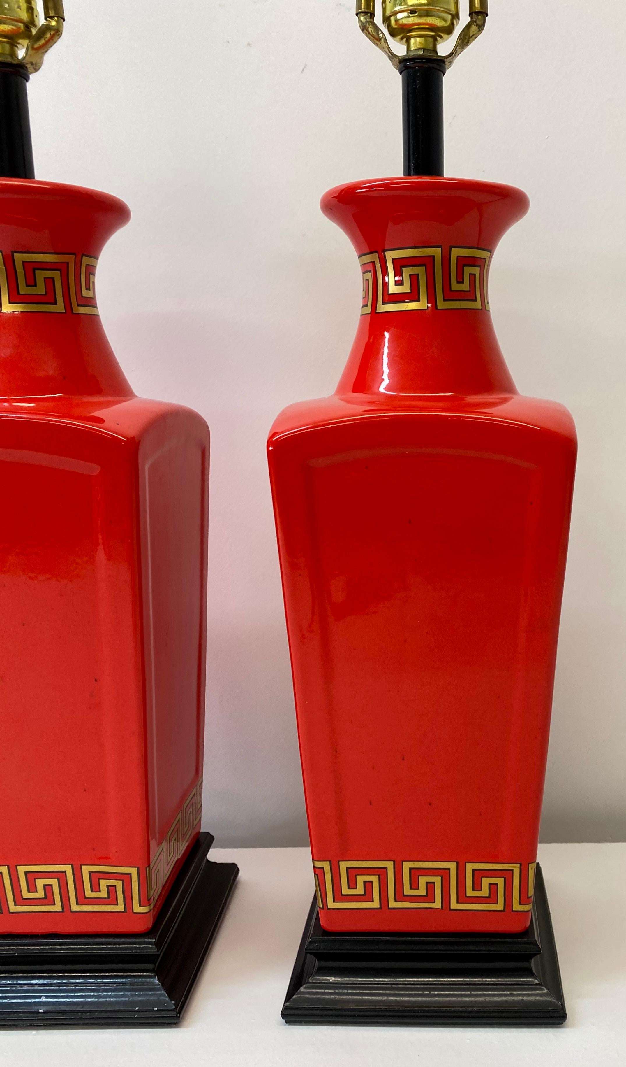 Mid-Century Modern Paire de lampes de bureau rouges chinoises d'inspiration asiatique, vers 1960 en vente