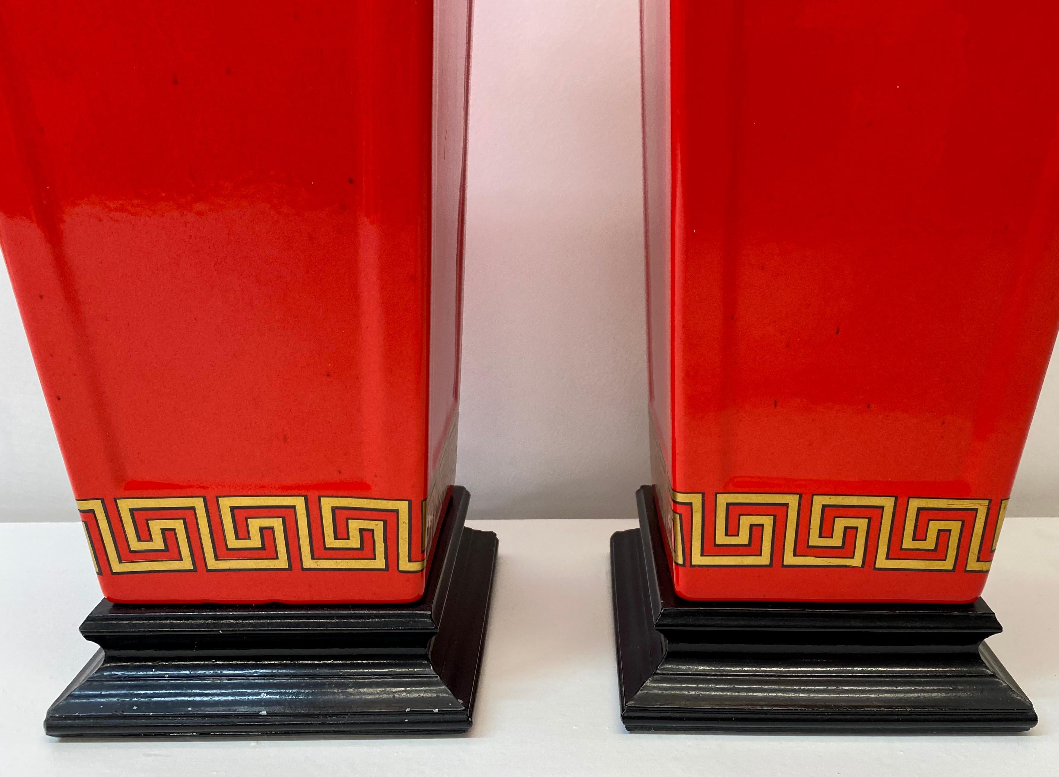 Peint à la main Paire de lampes de bureau rouges chinoises d'inspiration asiatique, vers 1960 en vente
