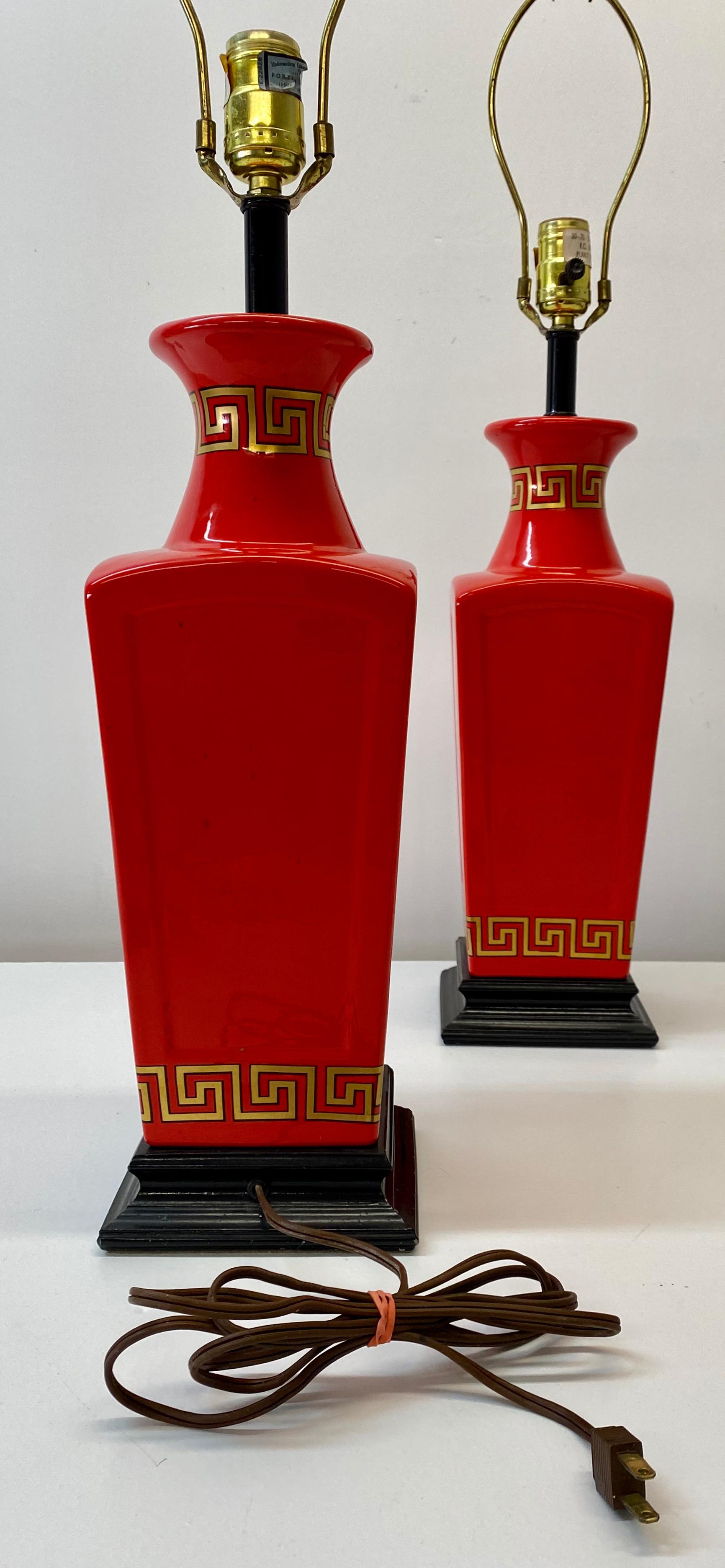 Céramique Paire de lampes de bureau rouges chinoises d'inspiration asiatique, vers 1960 en vente