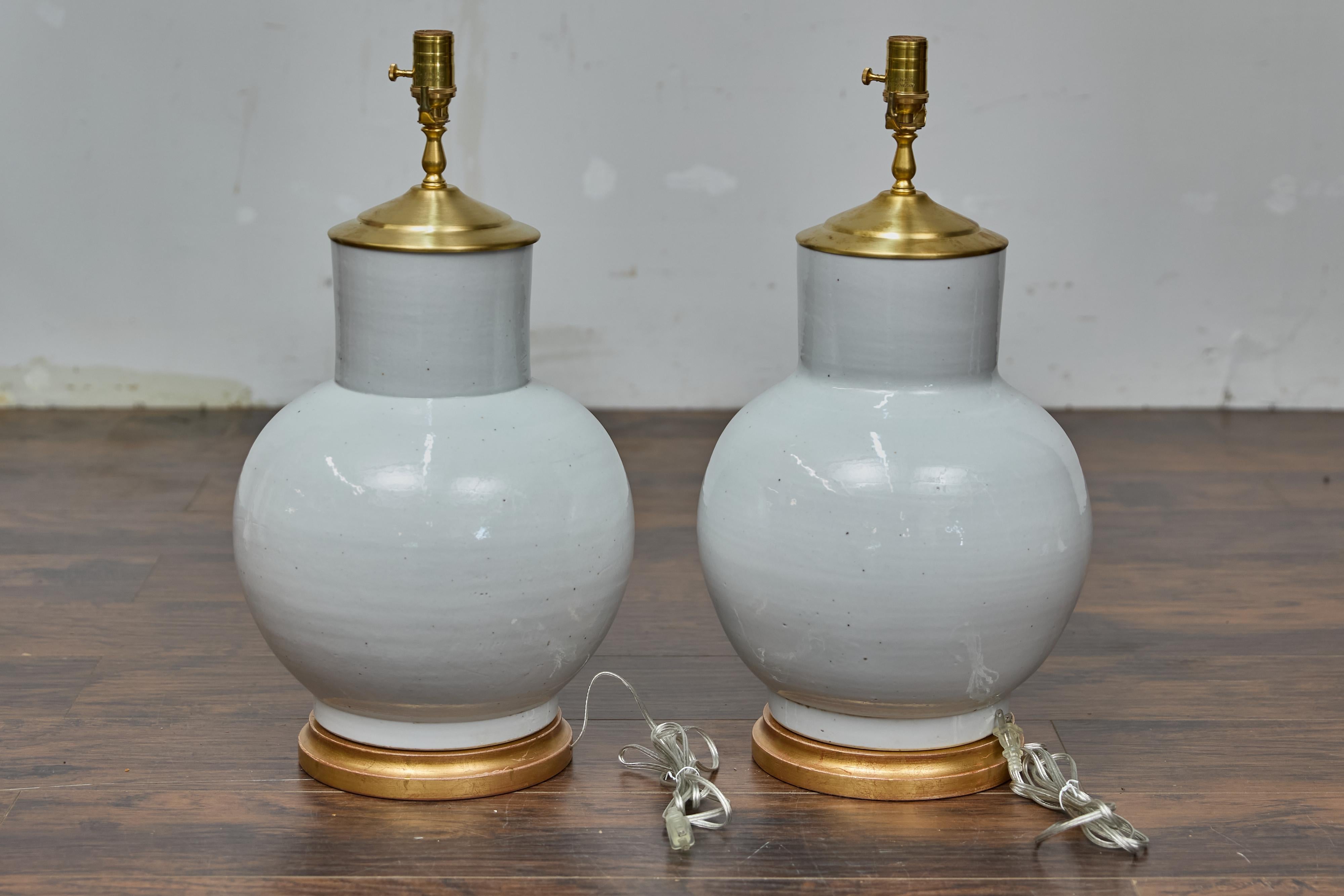 Asiatique Paire de lampes de table en porcelaine asiatique à jarres de gingembre - USA câblée en vente