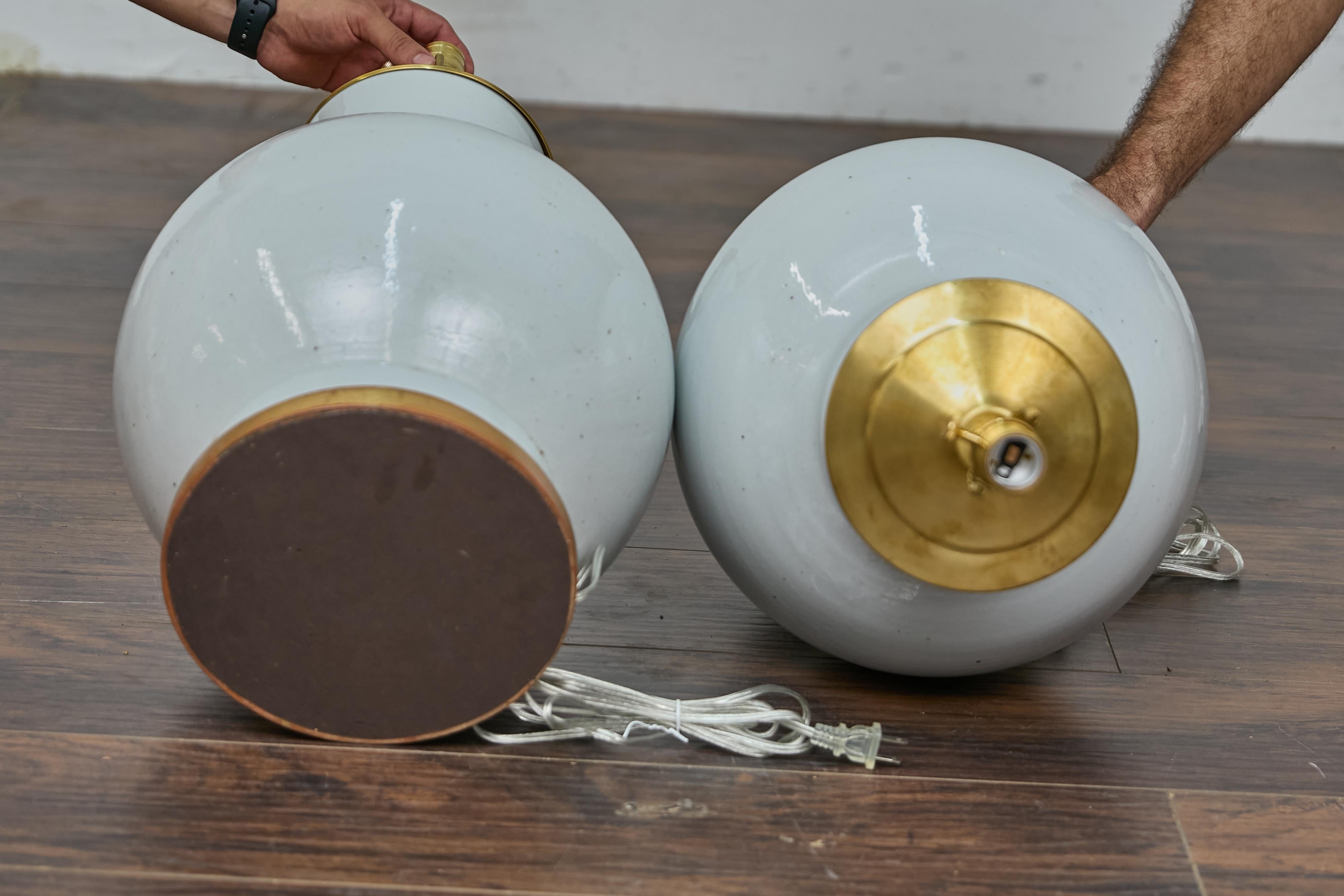 Doré Paire de lampes de table en porcelaine asiatique à jarres de gingembre - USA câblée en vente