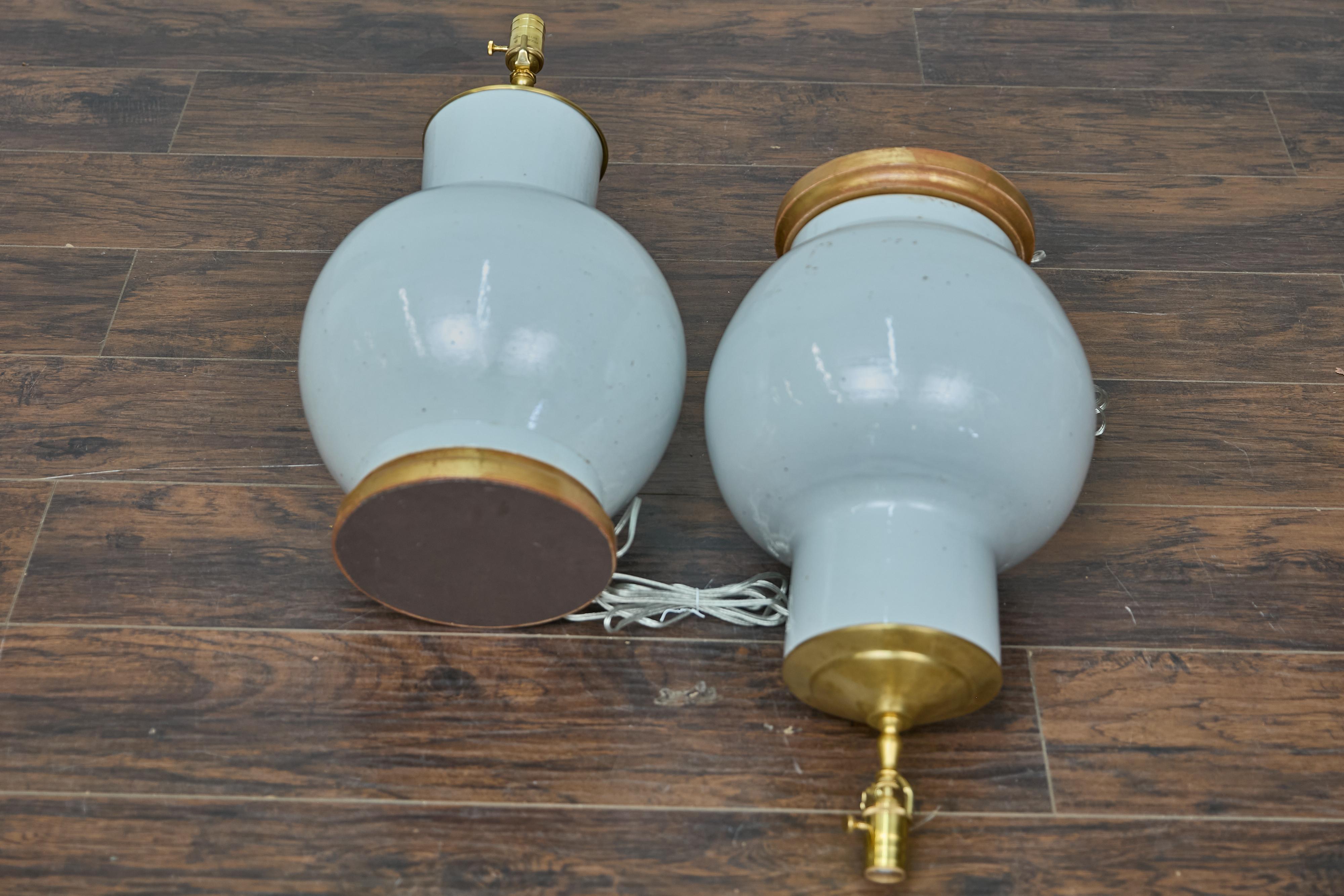 Laiton Paire de lampes de table en porcelaine asiatique à jarres de gingembre - USA câblée en vente