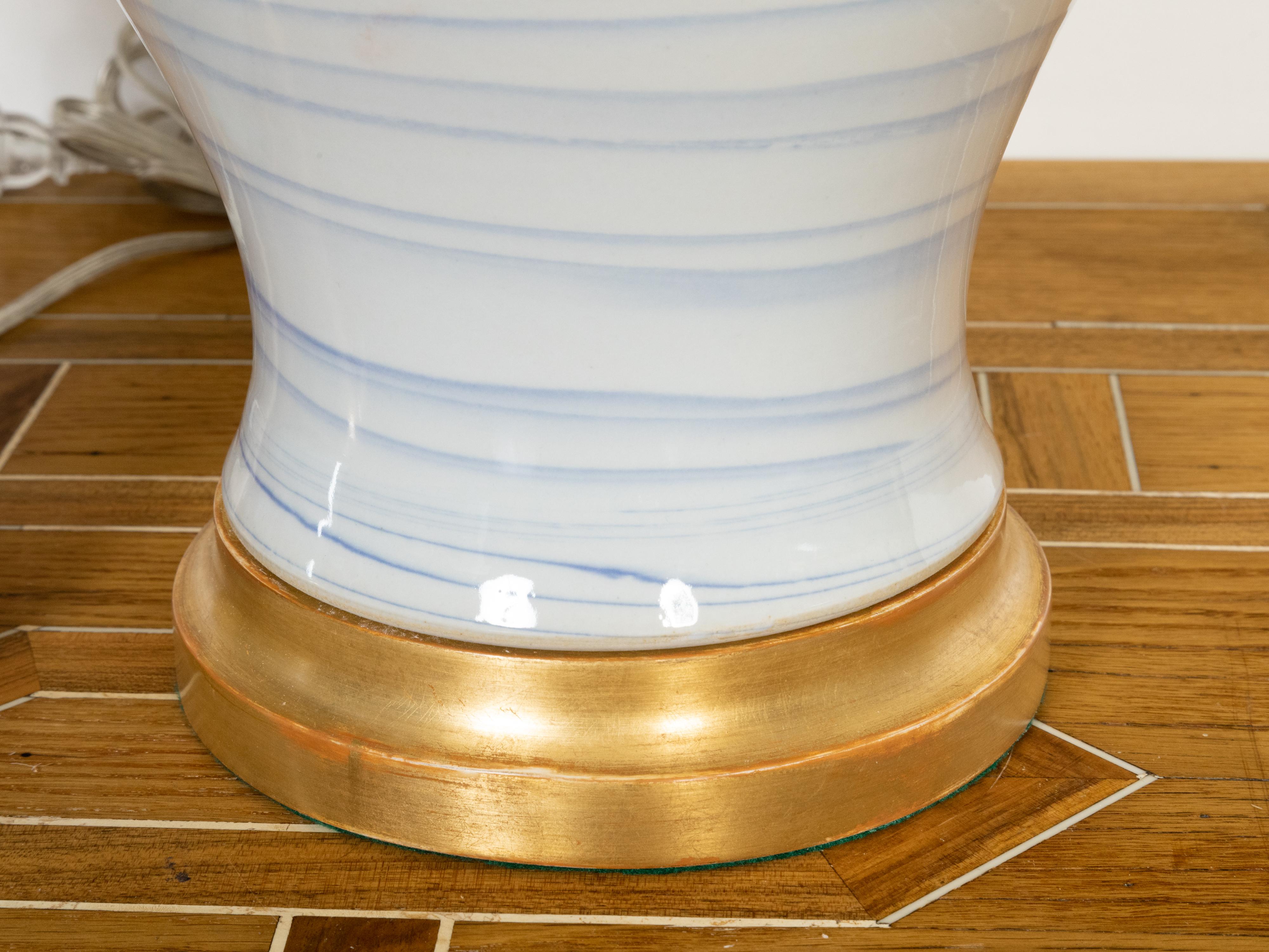 Pareja de lámparas de sobremesa con jarrones de porcelana asiática moderna, cableadas para EE.UU. en venta 2