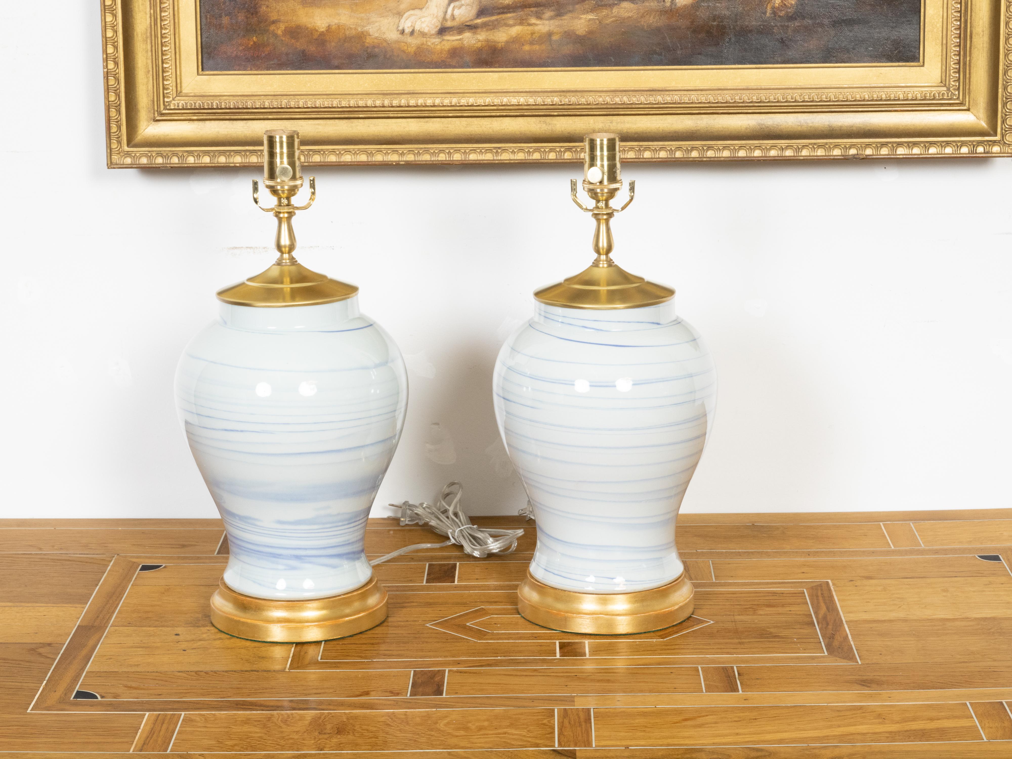 Paar asiatische Porzellanvasen in moderne Tischlampen umgewandelt, US-Draht (Moderne der Mitte des Jahrhunderts) im Angebot