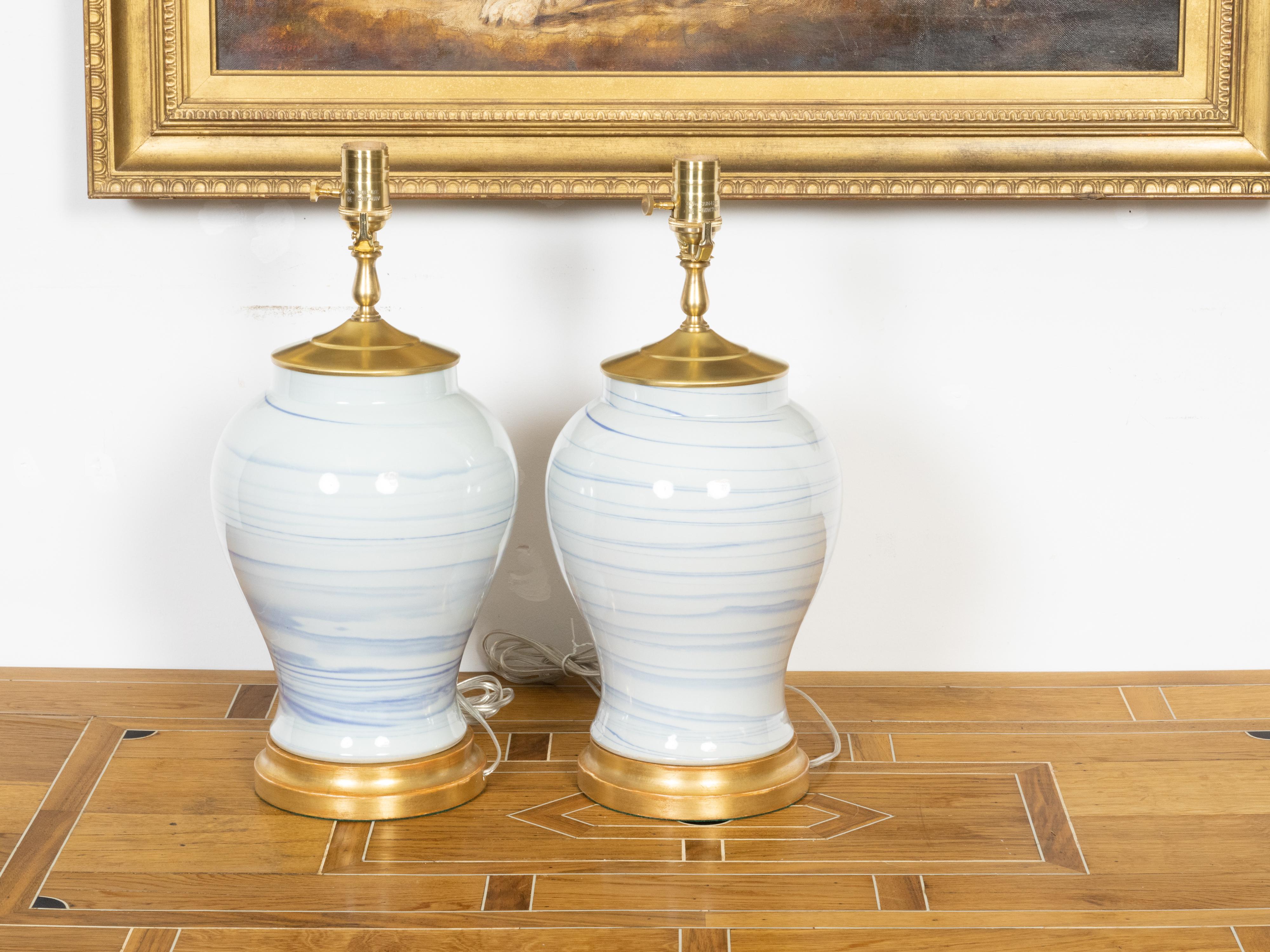 Pareja de lámparas de sobremesa con jarrones de porcelana asiática moderna, cableadas para EE.UU. Asiático en venta