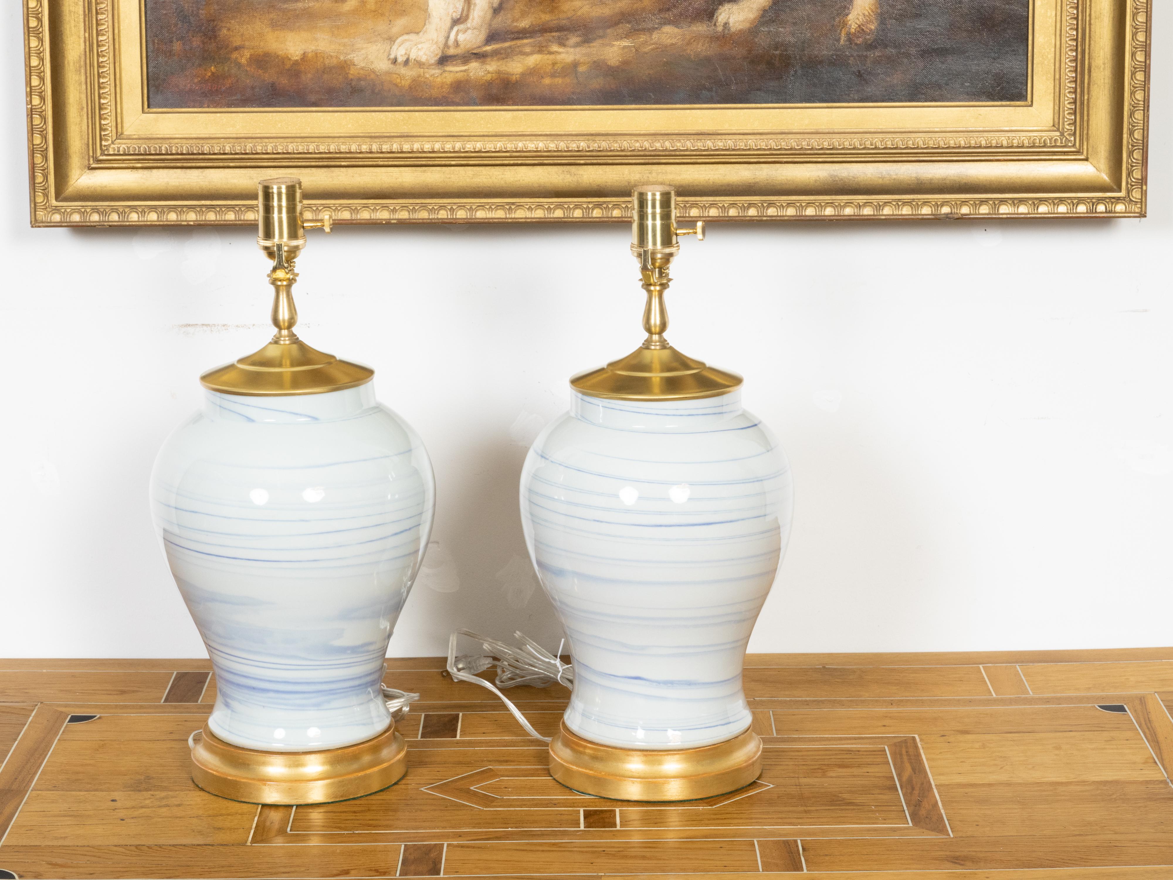 Pareja de lámparas de sobremesa con jarrones de porcelana asiática moderna, cableadas para EE.UU. Pintado en venta