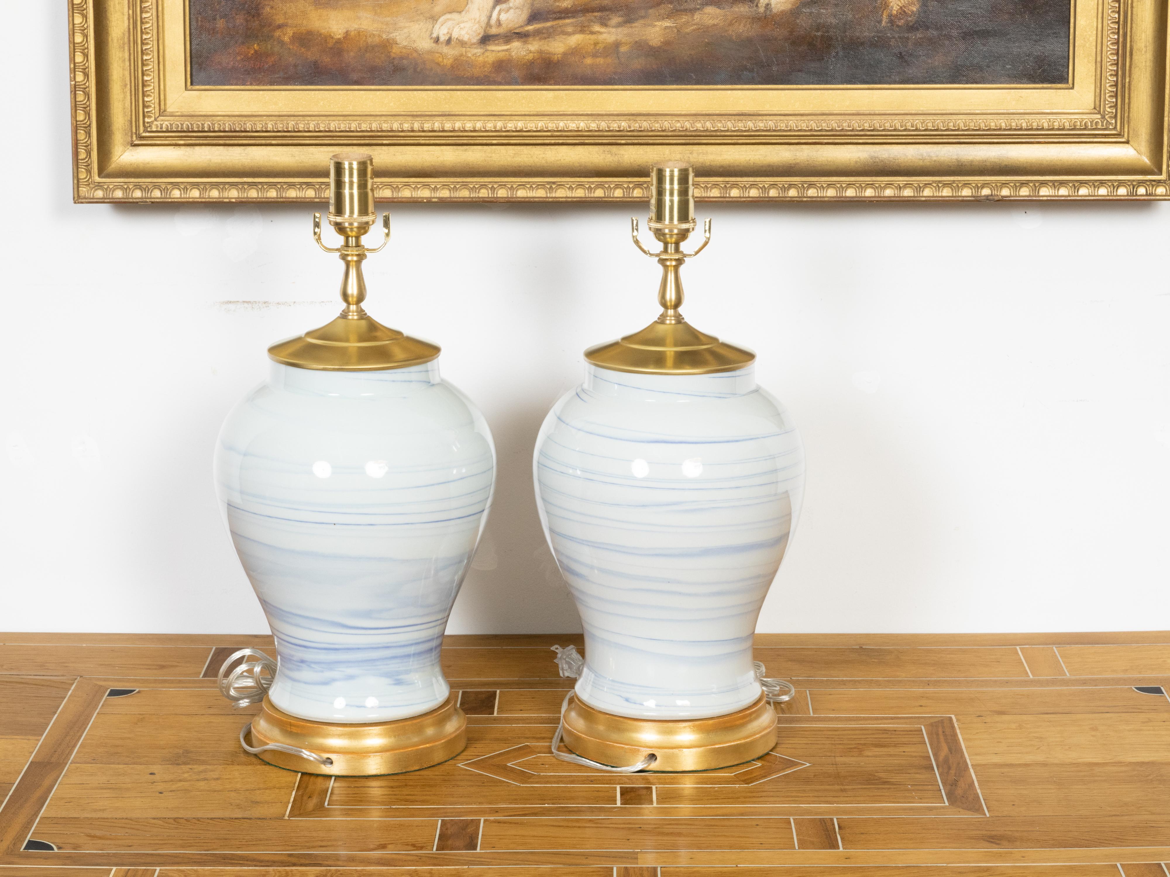 Paar asiatische Porzellanvasen in moderne Tischlampen umgewandelt, US-Draht im Zustand „Gut“ im Angebot in Atlanta, GA