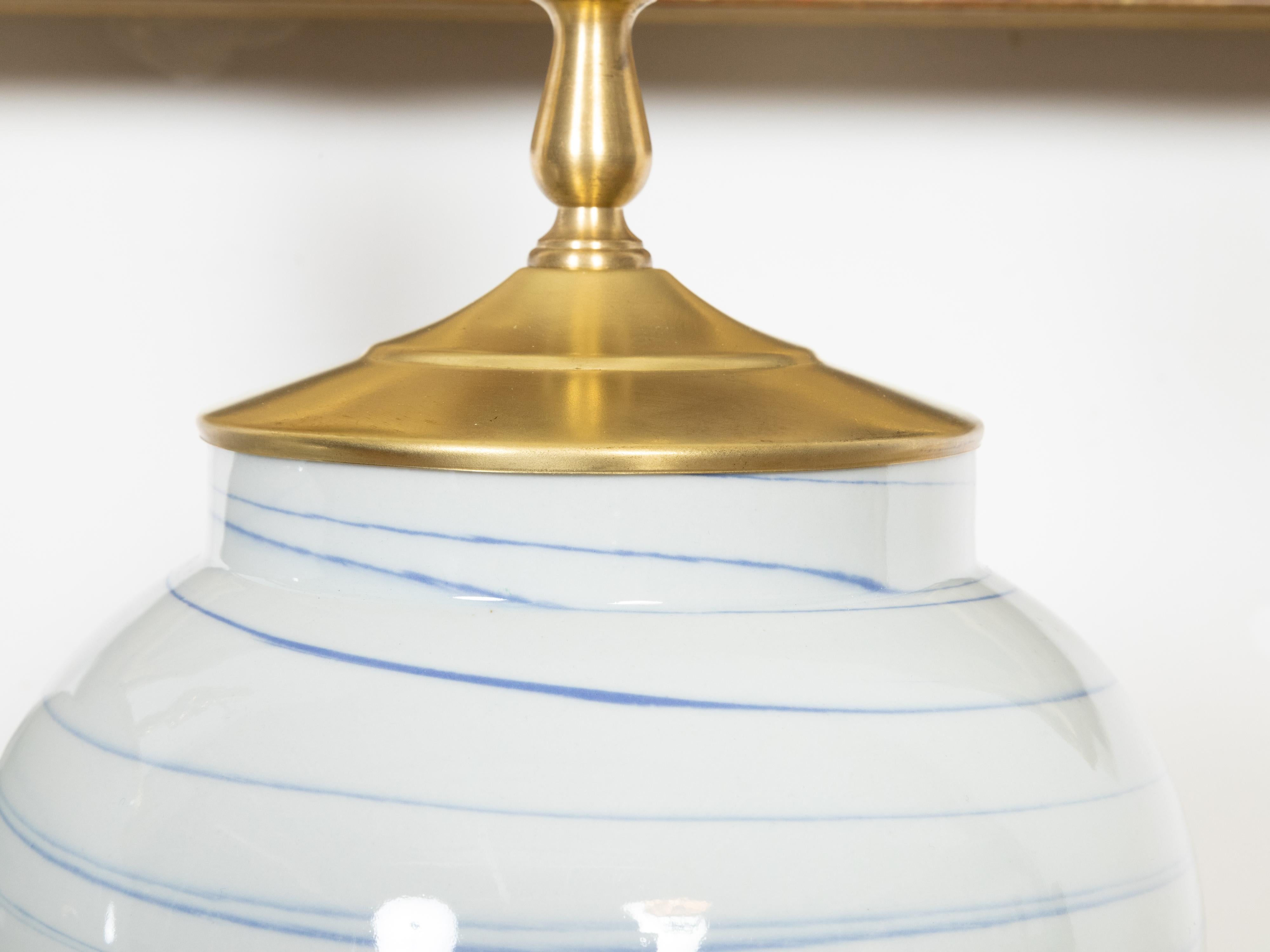Paar asiatische Porzellanvasen in moderne Tischlampen umgewandelt, US-Draht (Messing) im Angebot