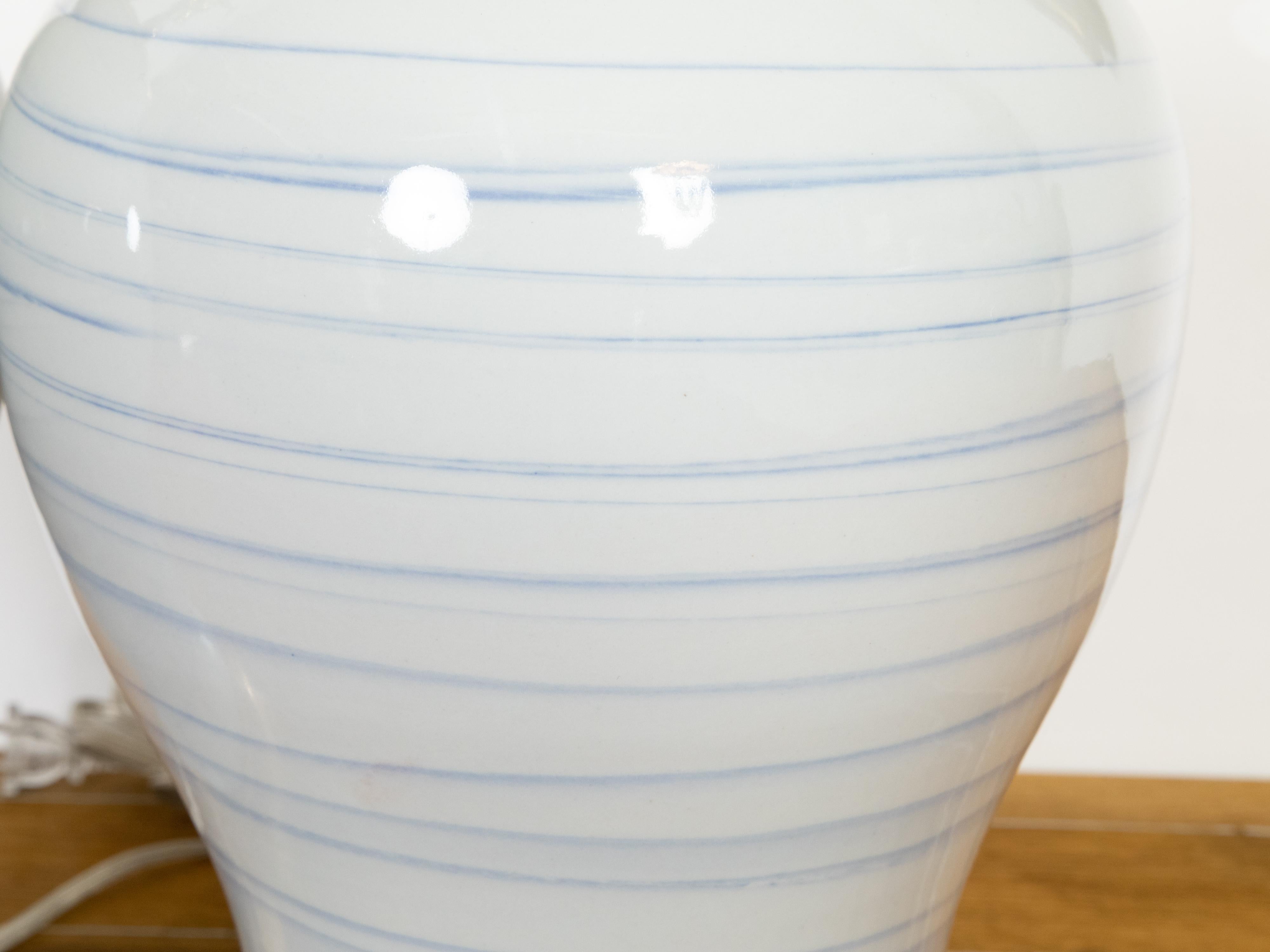 Pareja de lámparas de sobremesa con jarrones de porcelana asiática moderna, cableadas para EE.UU. en venta 1