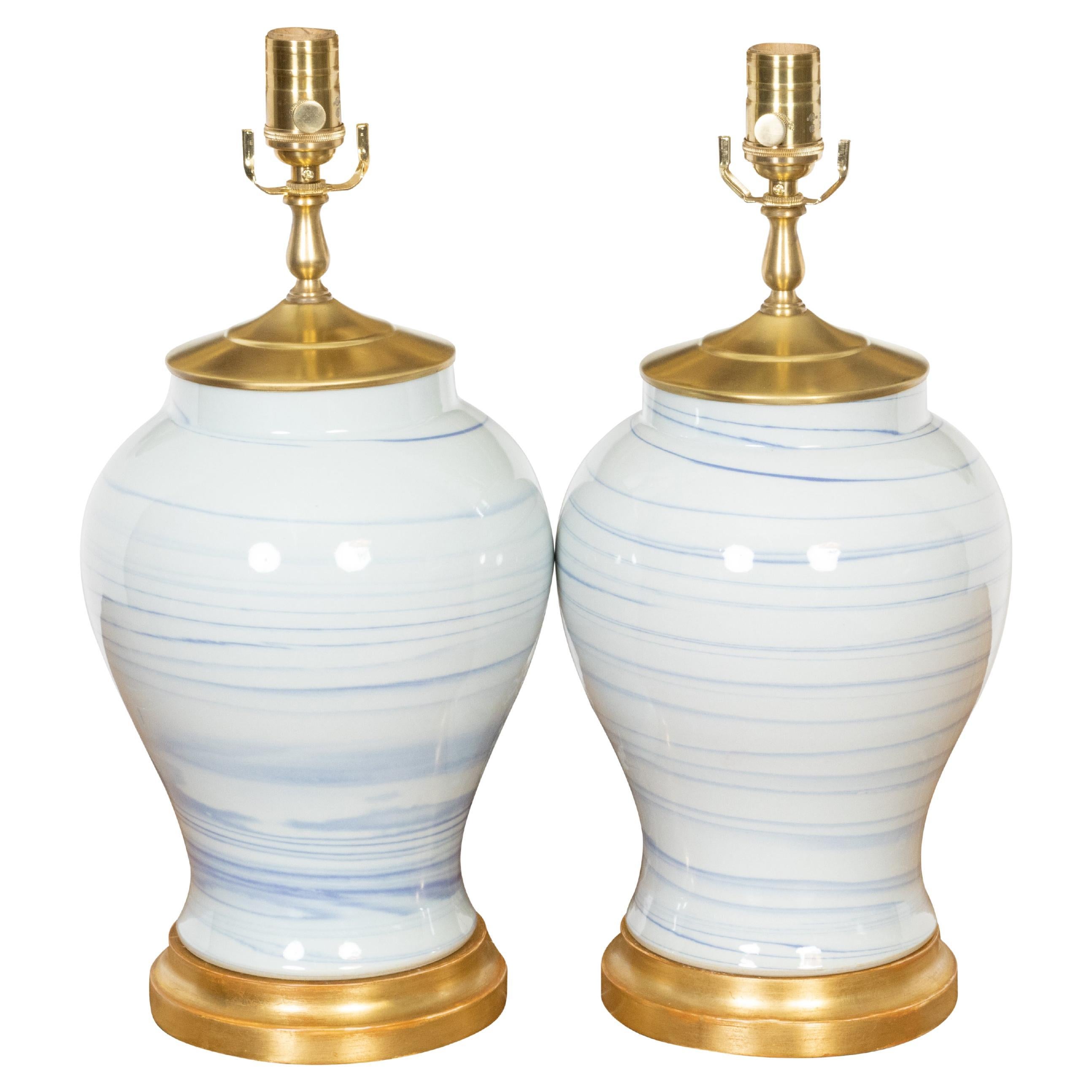 Paar asiatische Porzellanvasen in moderne Tischlampen umgewandelt, US-Draht im Angebot