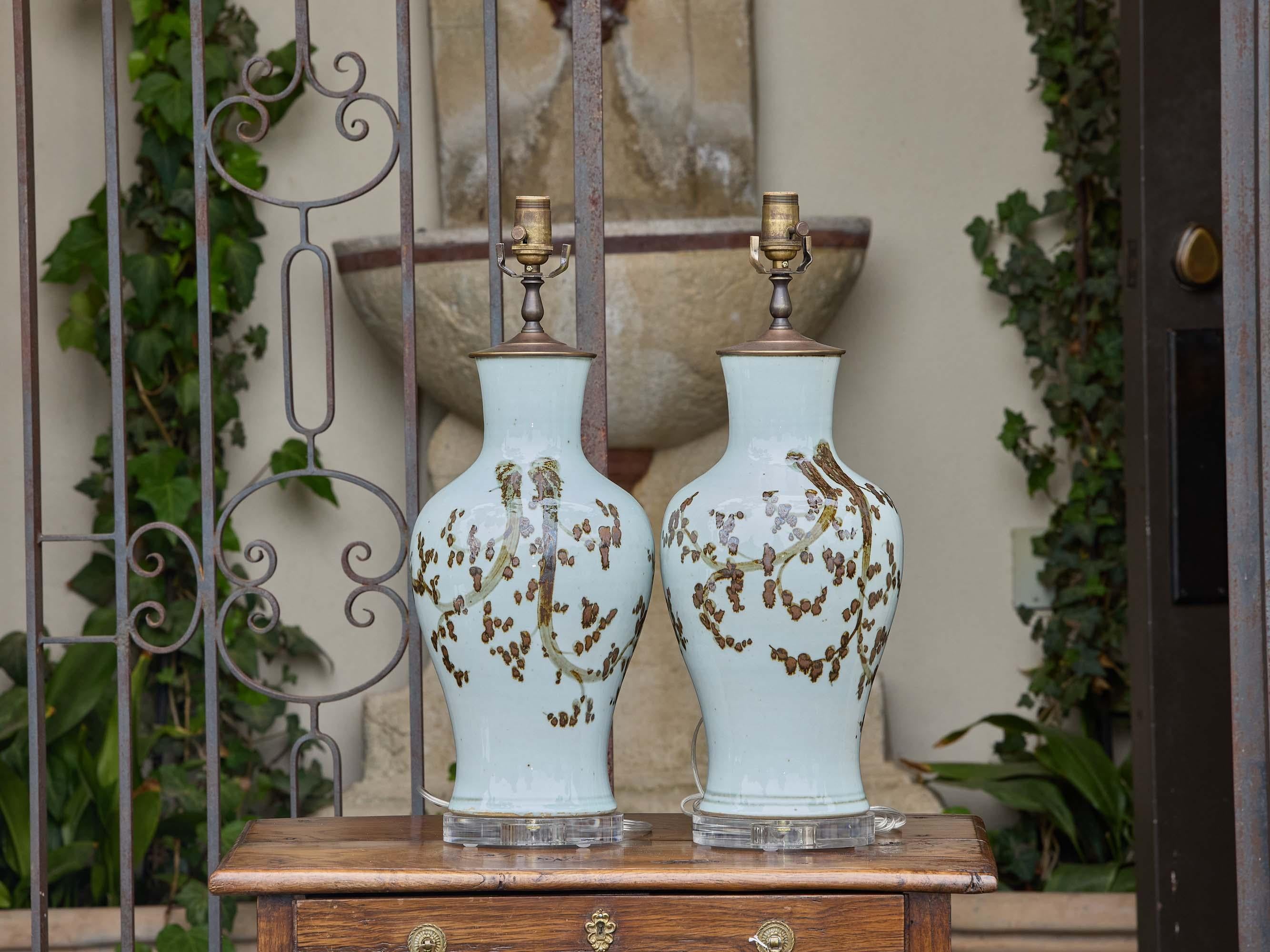 Pareja de Lámparas Vintage Asian Style de Cerámica con Motivo de Ramas Marrones sobre Lucite en venta 3