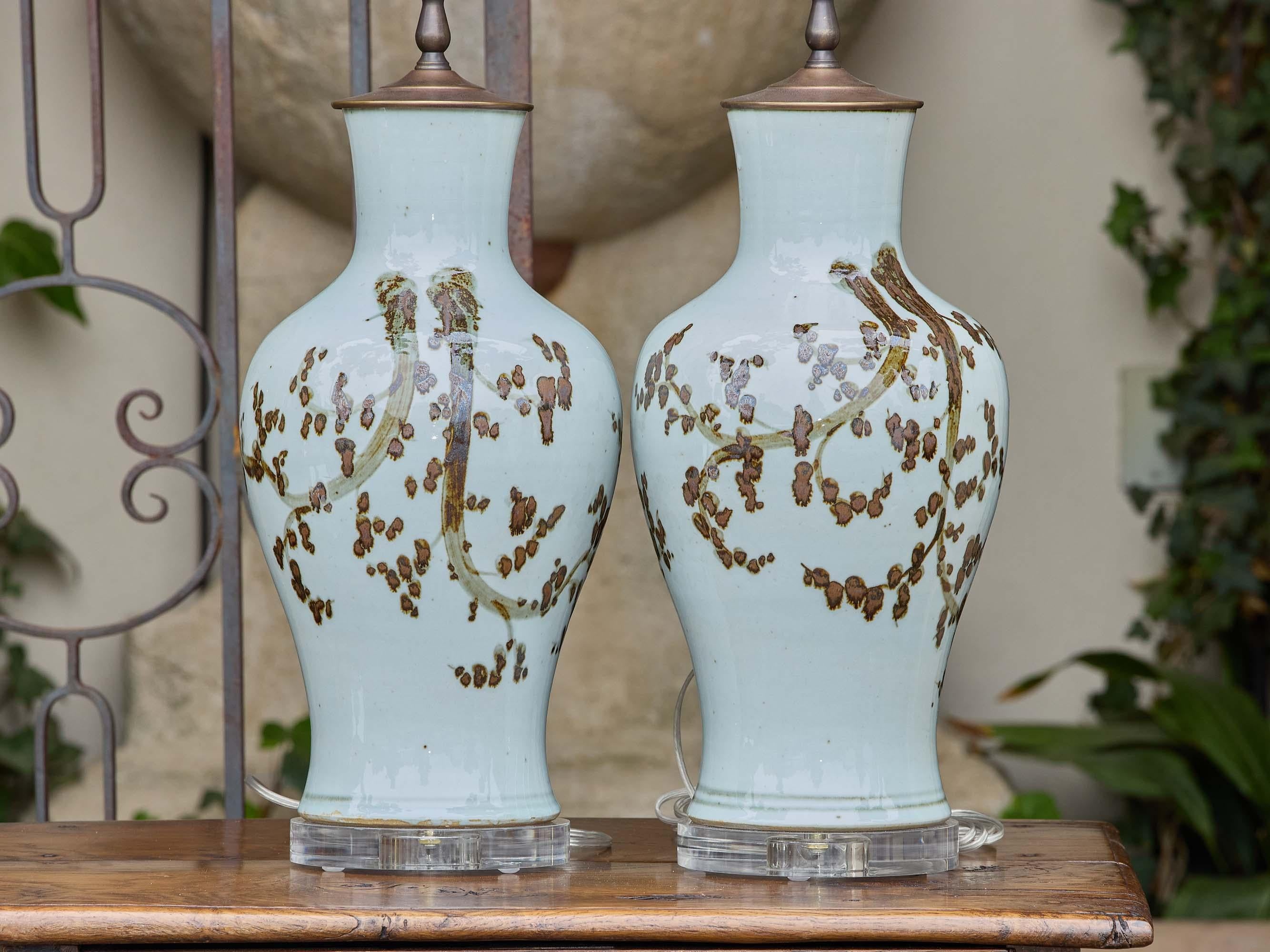 Pareja de Lámparas Vintage Asian Style de Cerámica con Motivo de Ramas Marrones sobre Lucite Asiático en venta