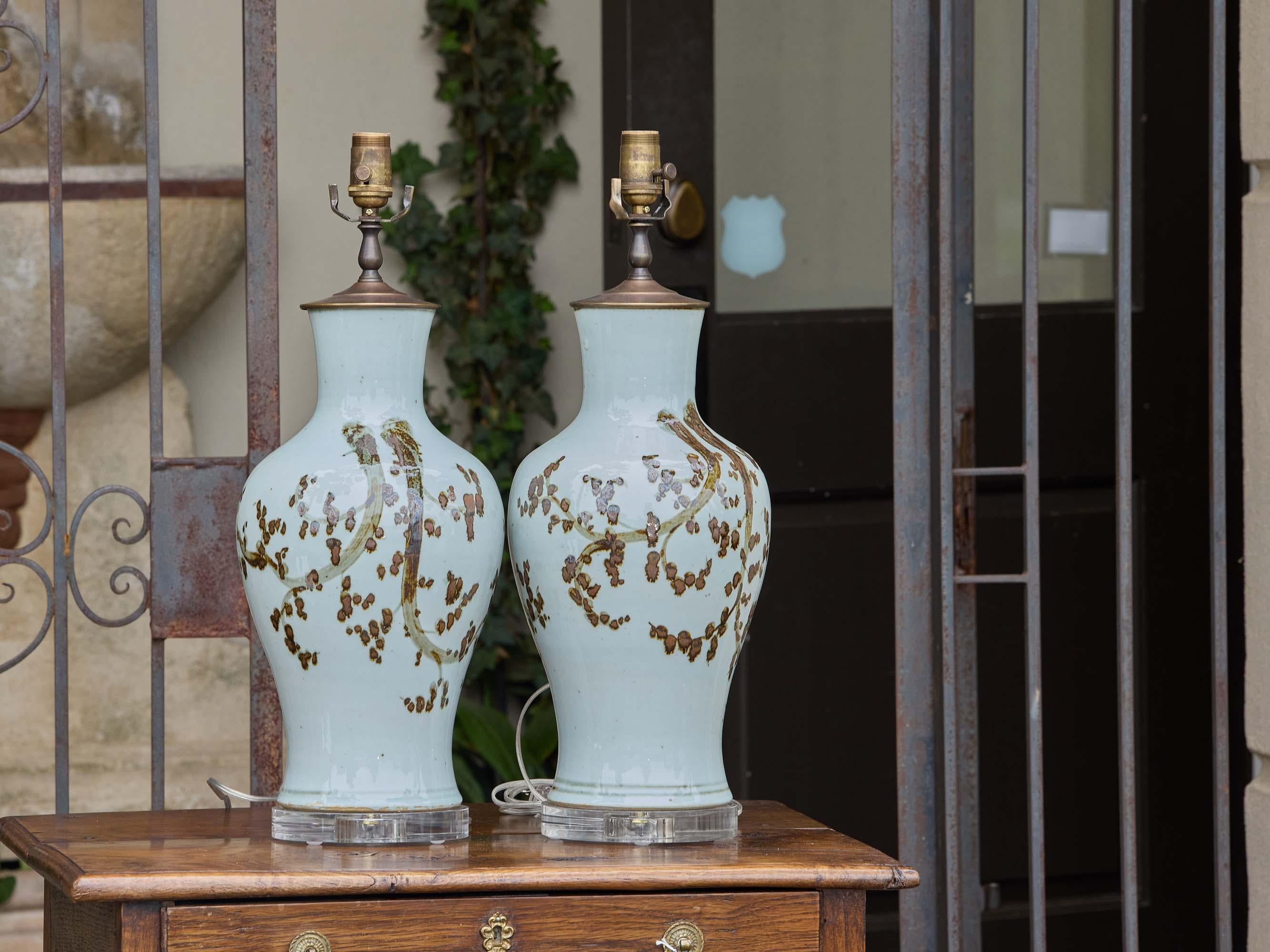 Pareja de Lámparas Vintage Asian Style de Cerámica con Motivo de Ramas Marrones sobre Lucite Glaseado en venta