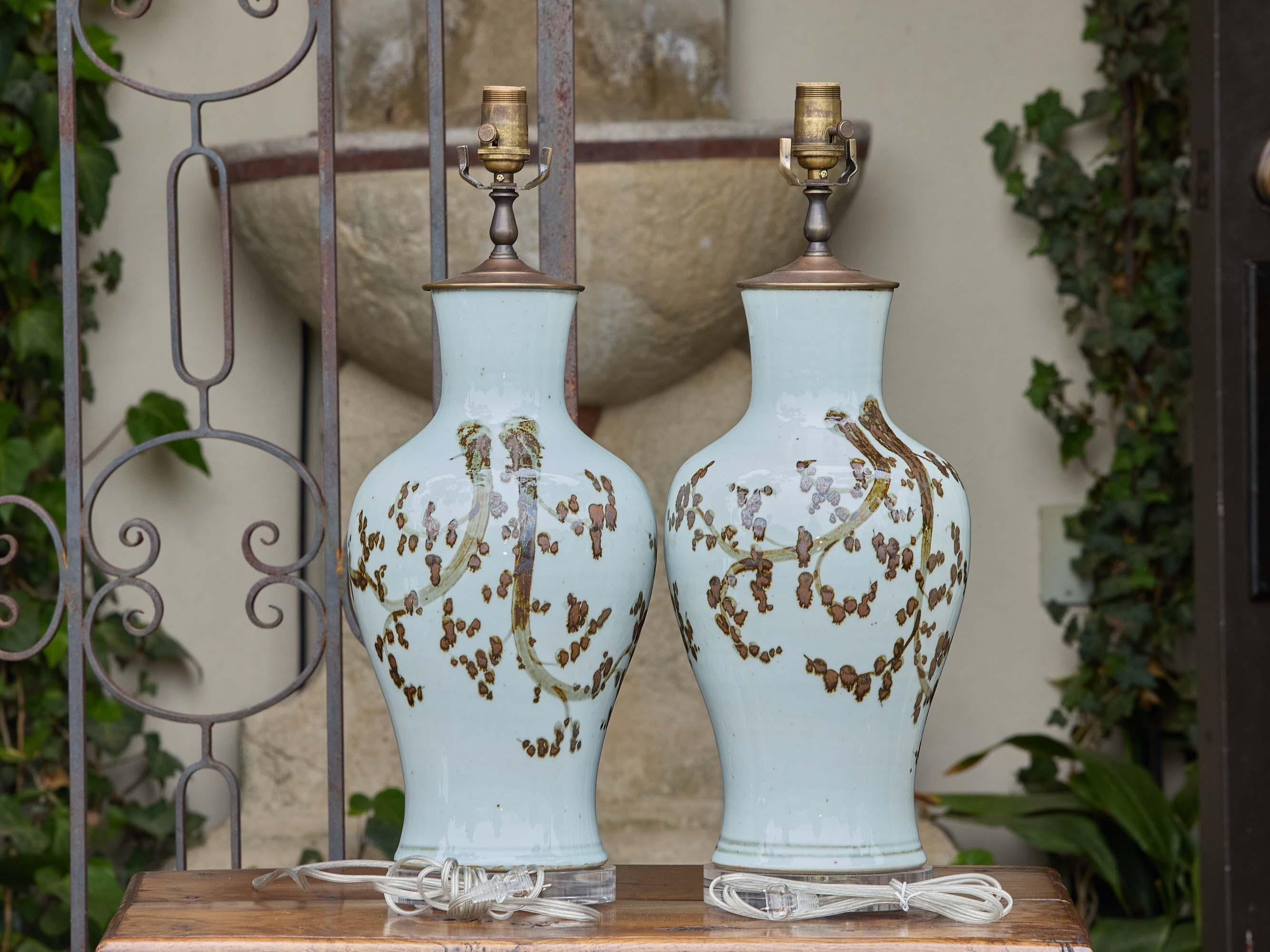 Pareja de Lámparas Vintage Asian Style de Cerámica con Motivo de Ramas Marrones sobre Lucite en Bueno estado para la venta en Atlanta, GA