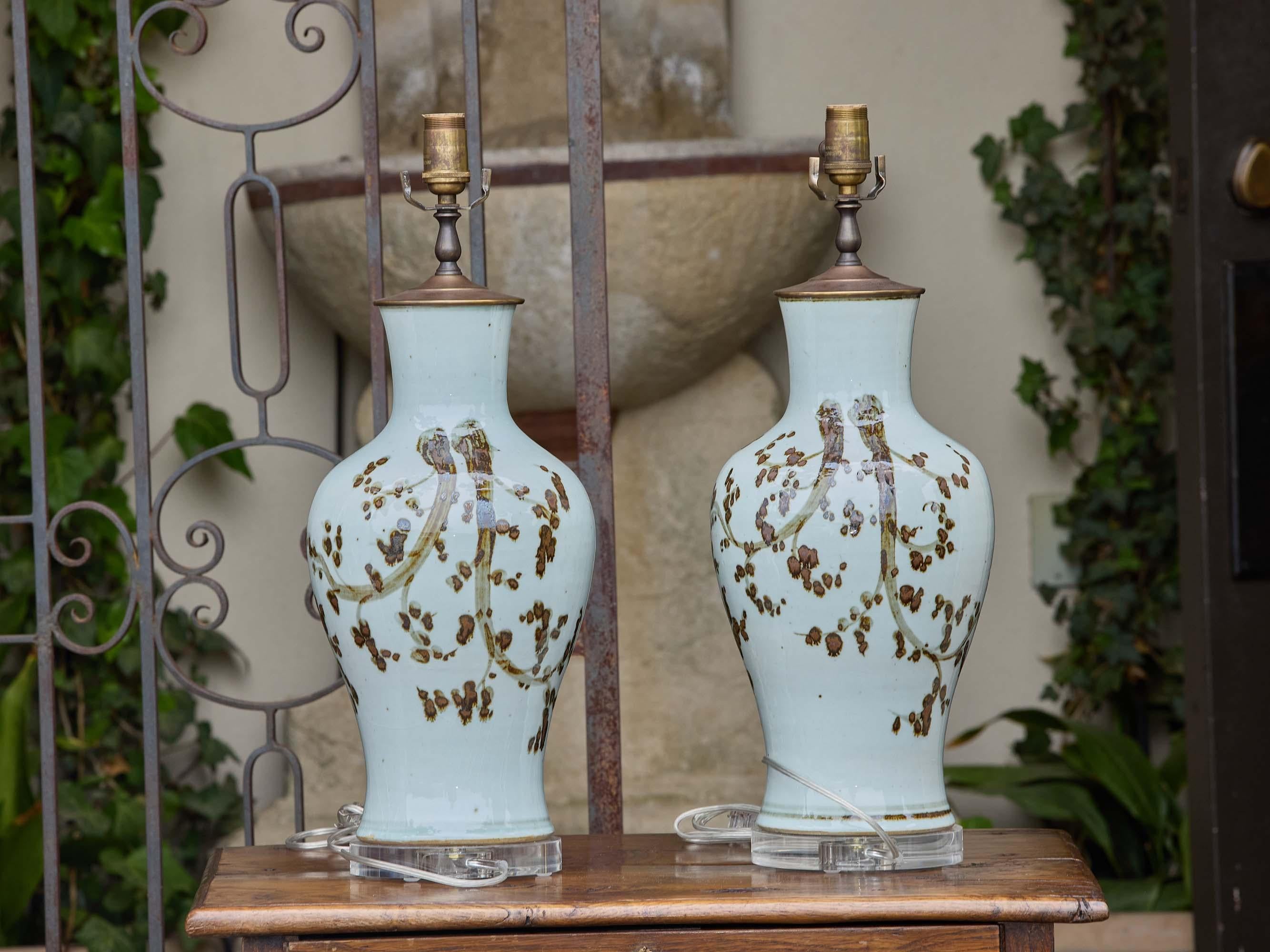 Pareja de Lámparas Vintage Asian Style de Cerámica con Motivo de Ramas Marrones sobre Lucite en venta 1