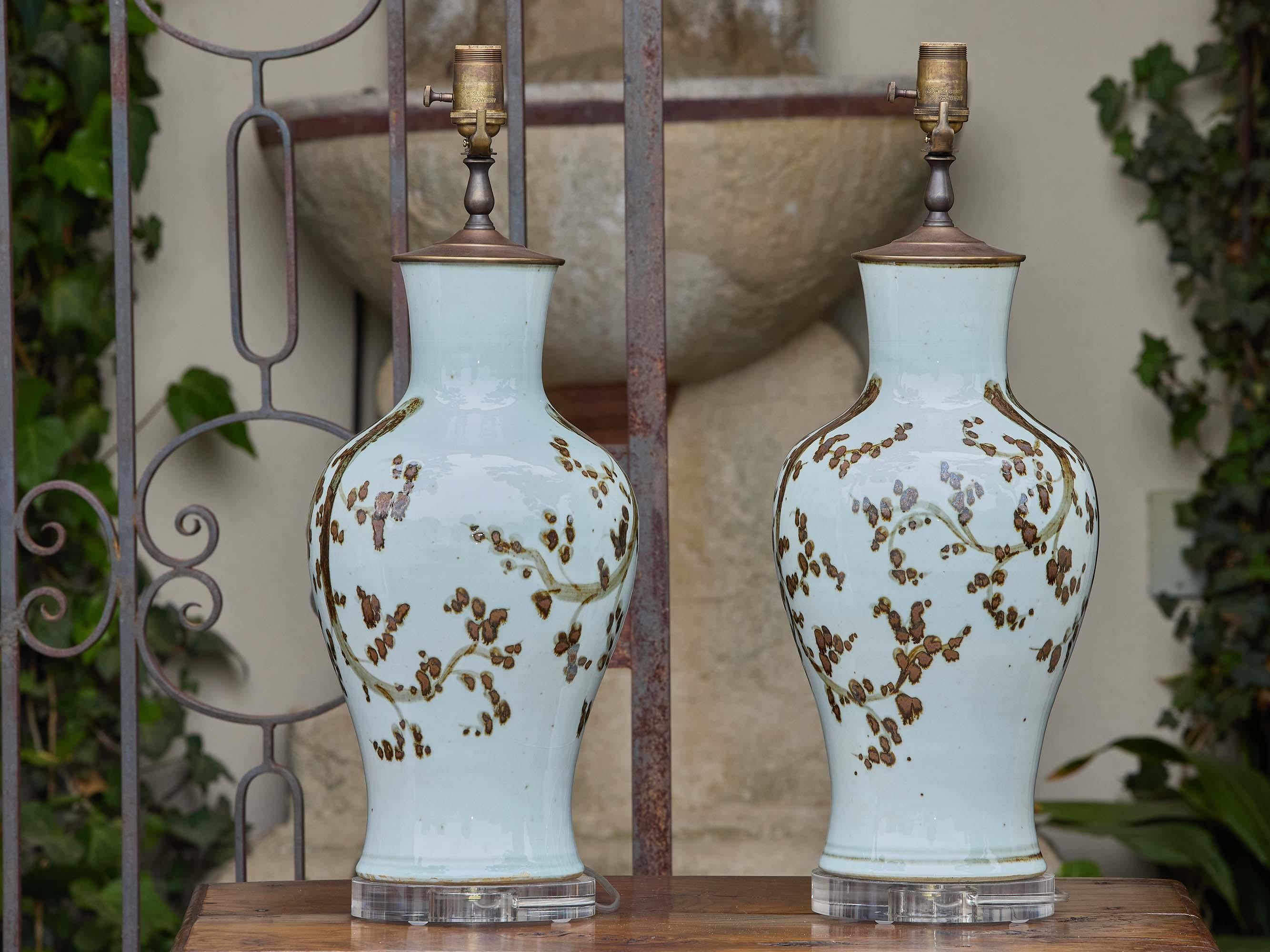 Pareja de Lámparas Vintage Asian Style de Cerámica con Motivo de Ramas Marrones sobre Lucite en venta 2