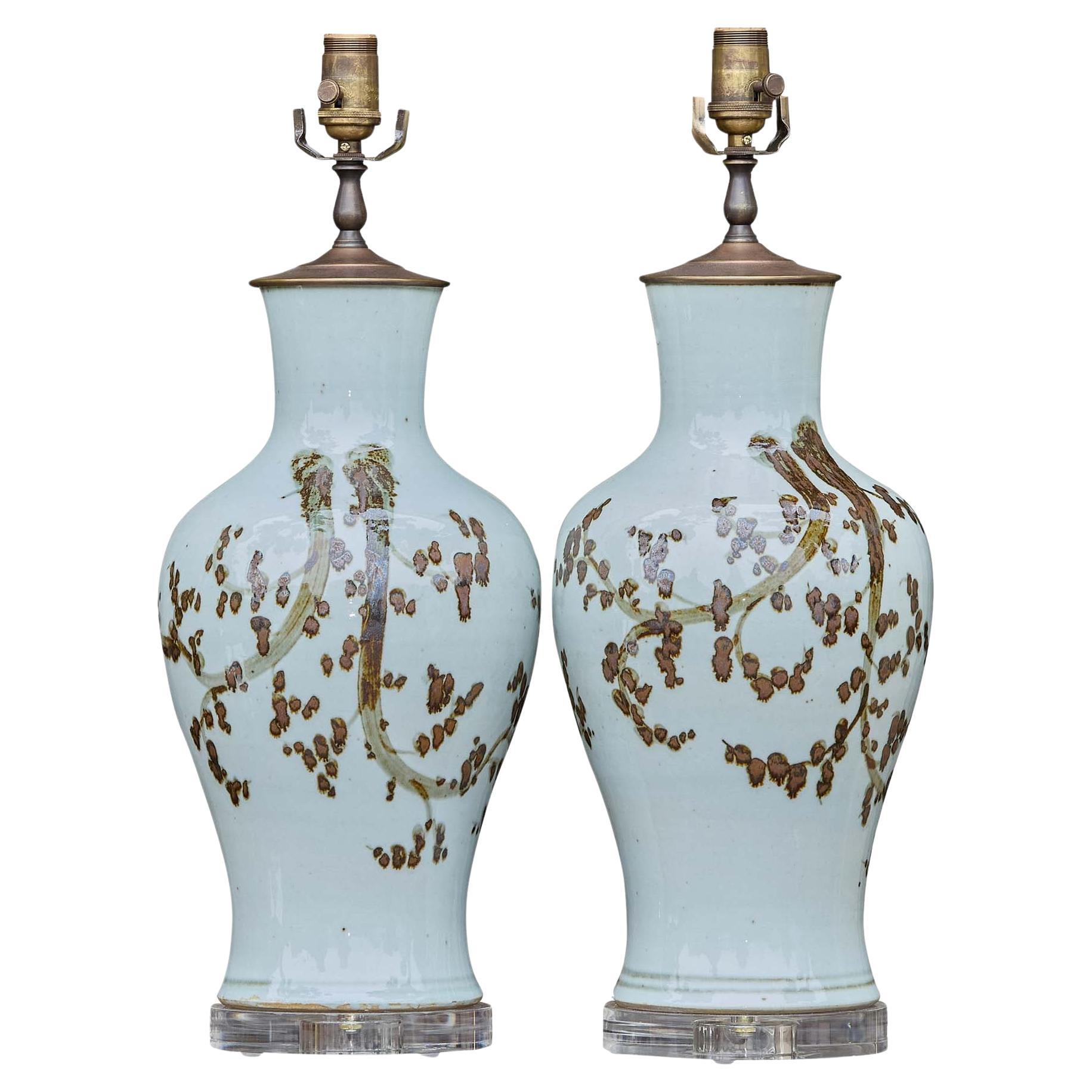 Pareja de Lámparas Vintage Asian Style de Cerámica con Motivo de Ramas Marrones sobre Lucite en venta