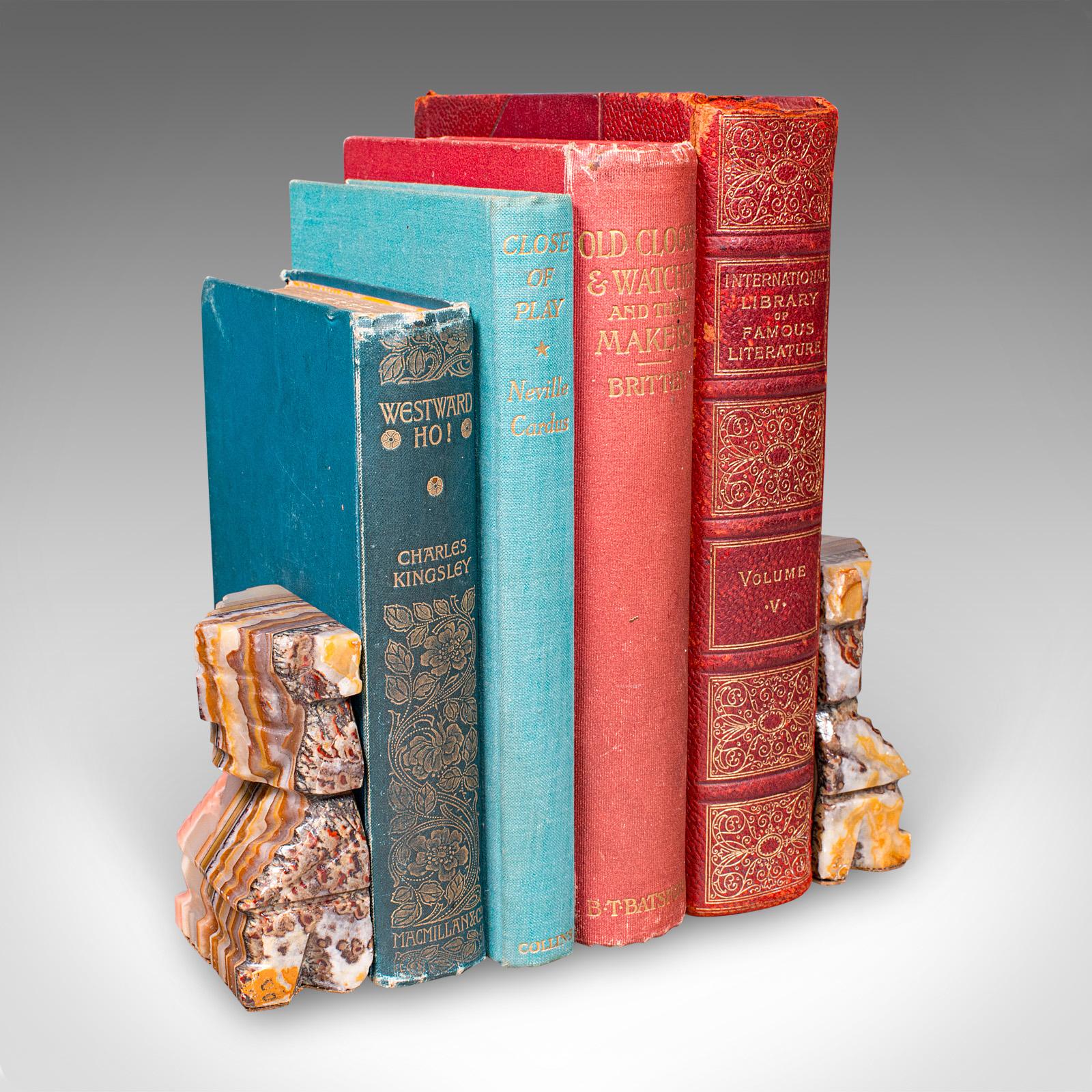 Coppia di reggilibri d'epoca con figure azteche, agata a bande, poggia libri, Art Deco, C.1930 in vendita 2