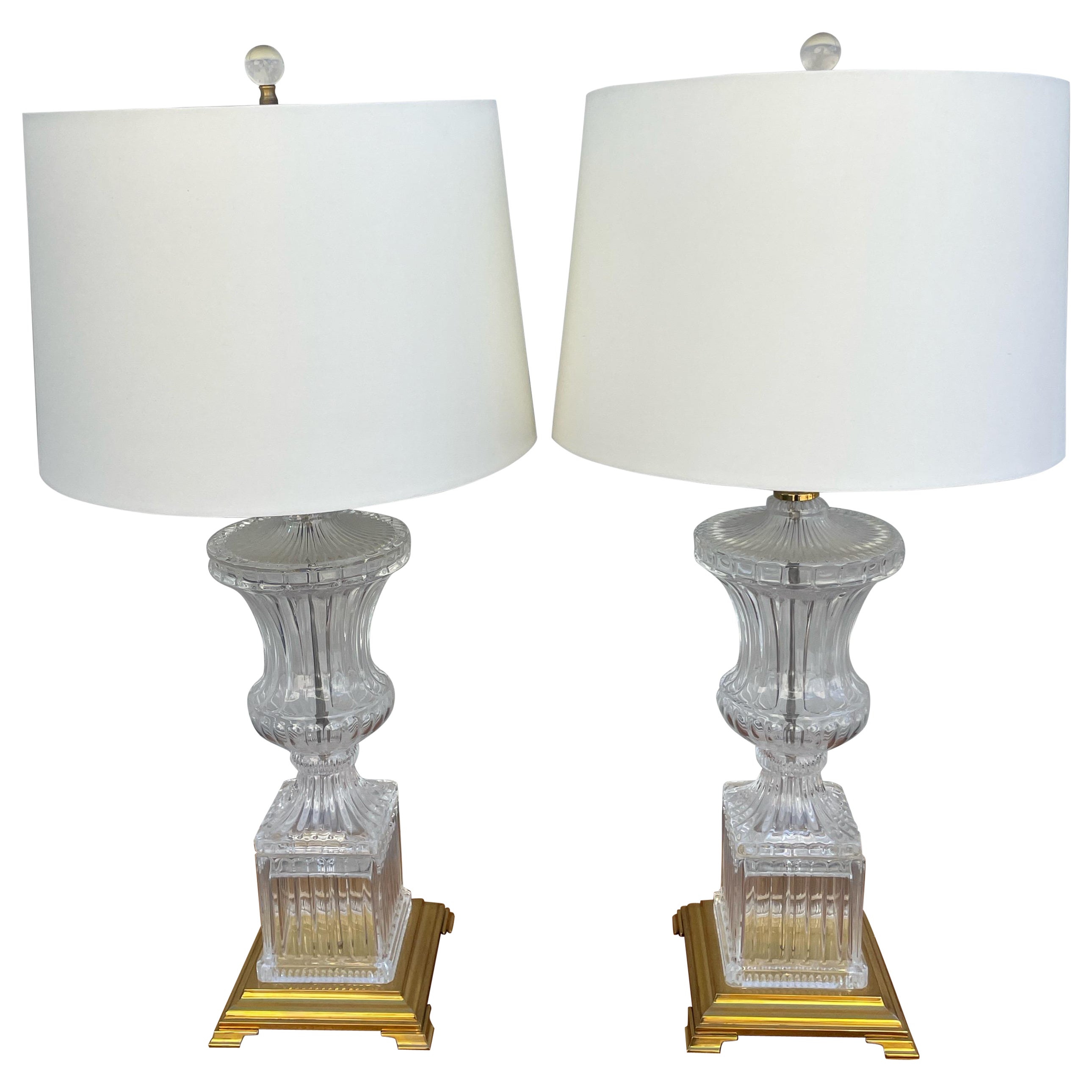Paire de lampes urne en cristal de style Baccarat avec base en laiton