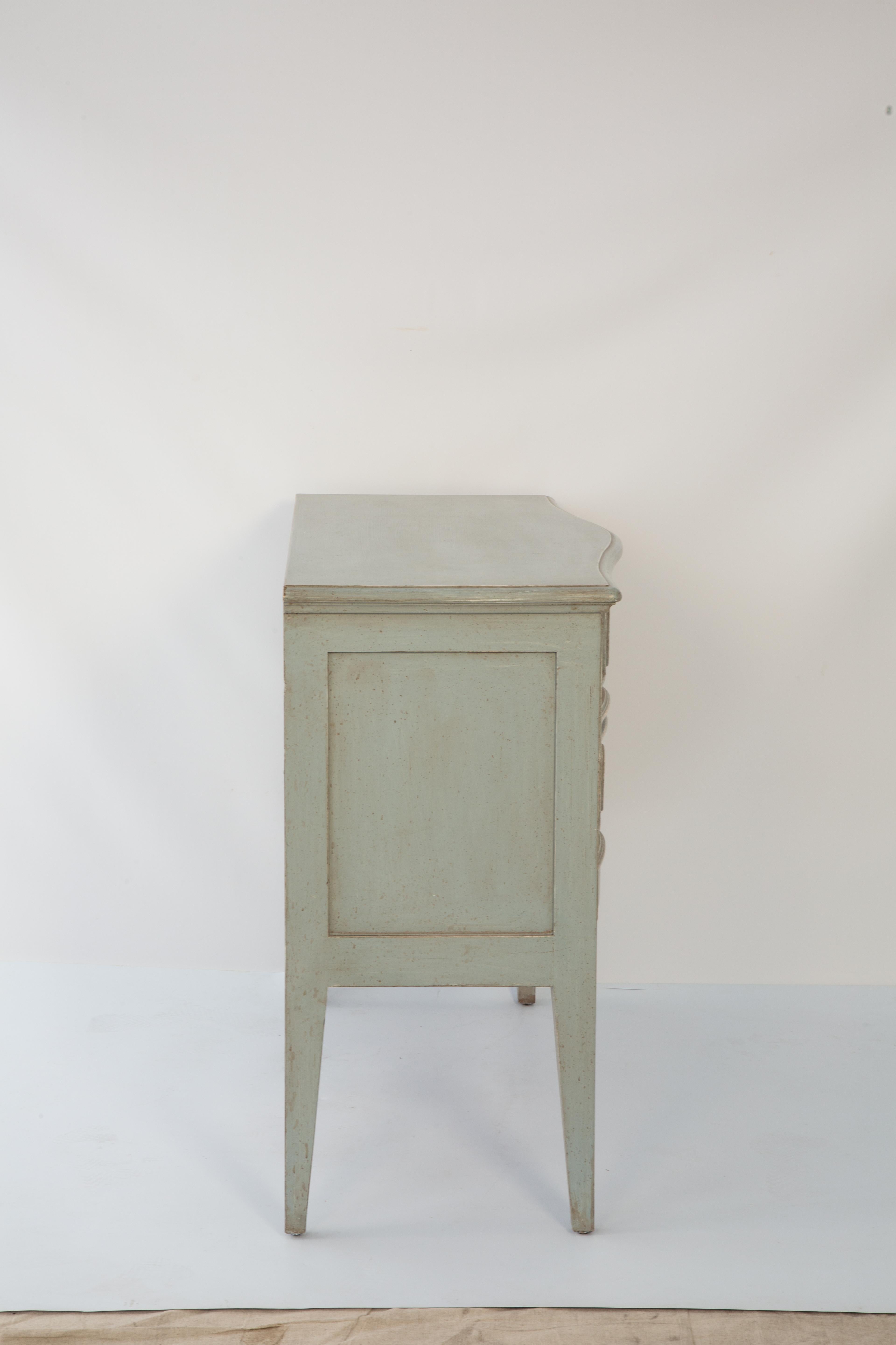 Coppia di commodes dipinte Baker d'epoca in vendita 3