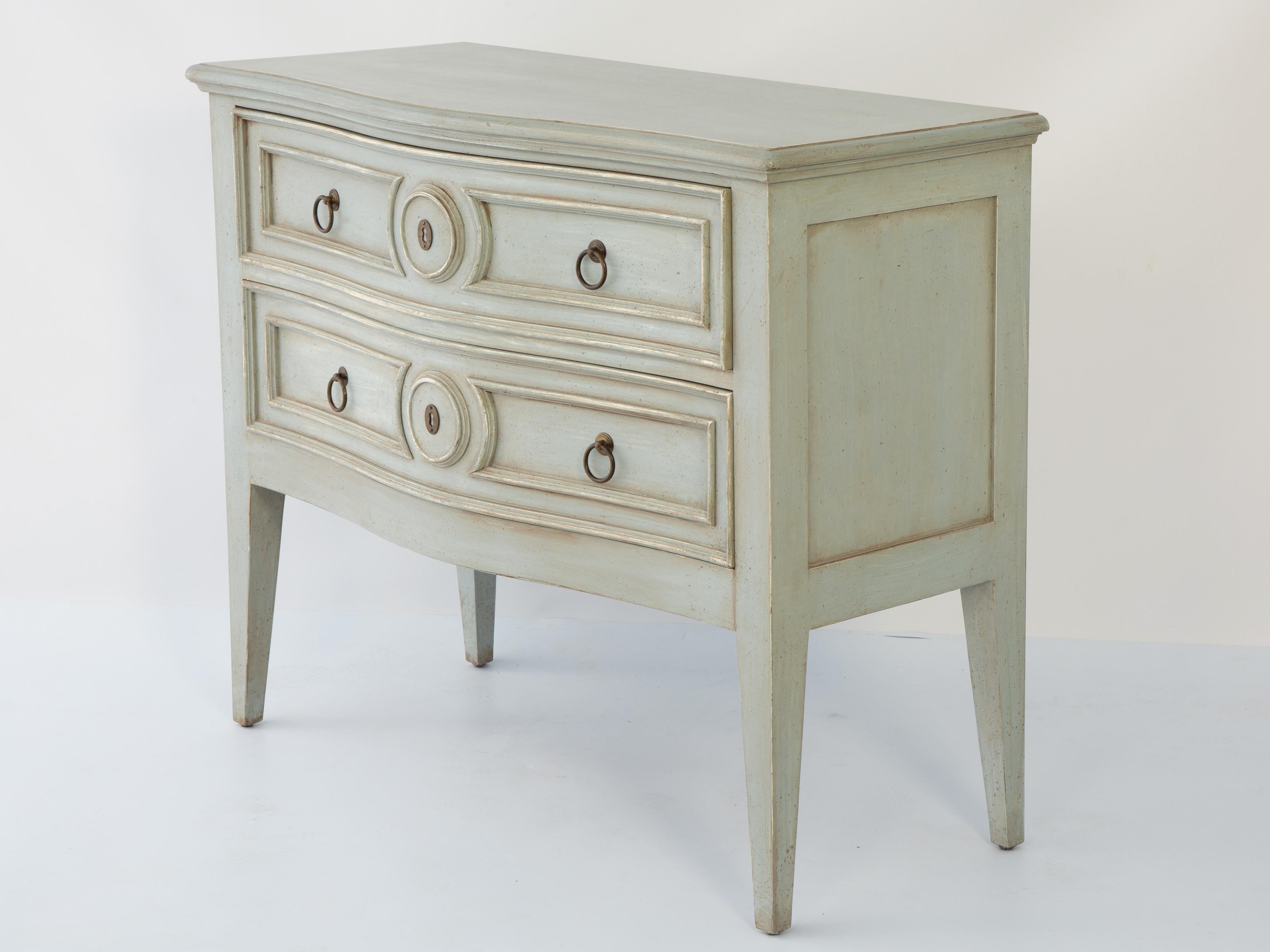 Coppia di commodes dipinte Baker d'epoca in vendita 4