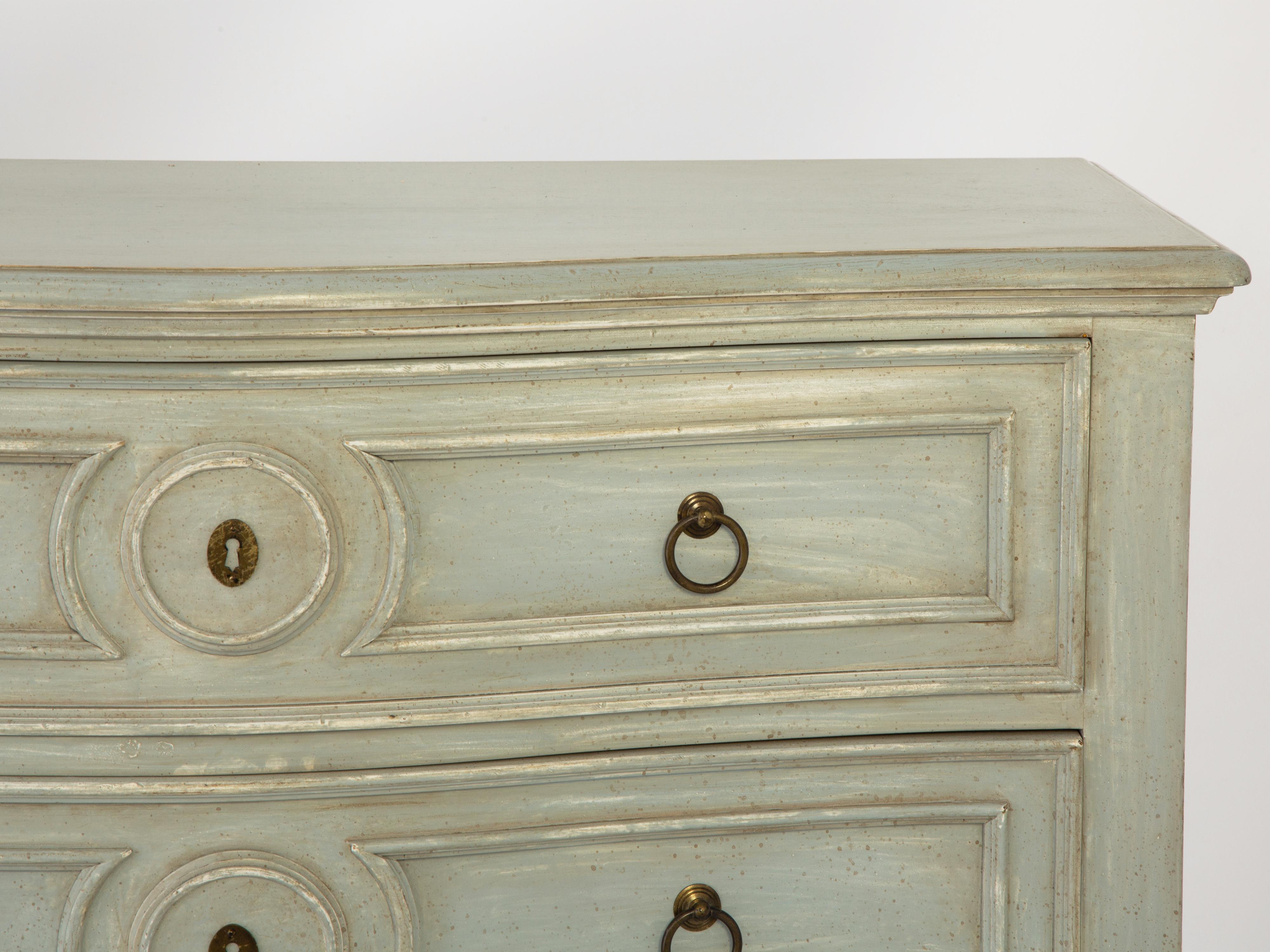 Coppia di cassapanche vintage della Baker Furniture Company con finitura dipinta che presenta un'usura naturale. Ciascuna toilette ha un piano bombato e modellato su una cassa conforme. I cassetti doppi e sovrapposti hanno modanature sagomate in