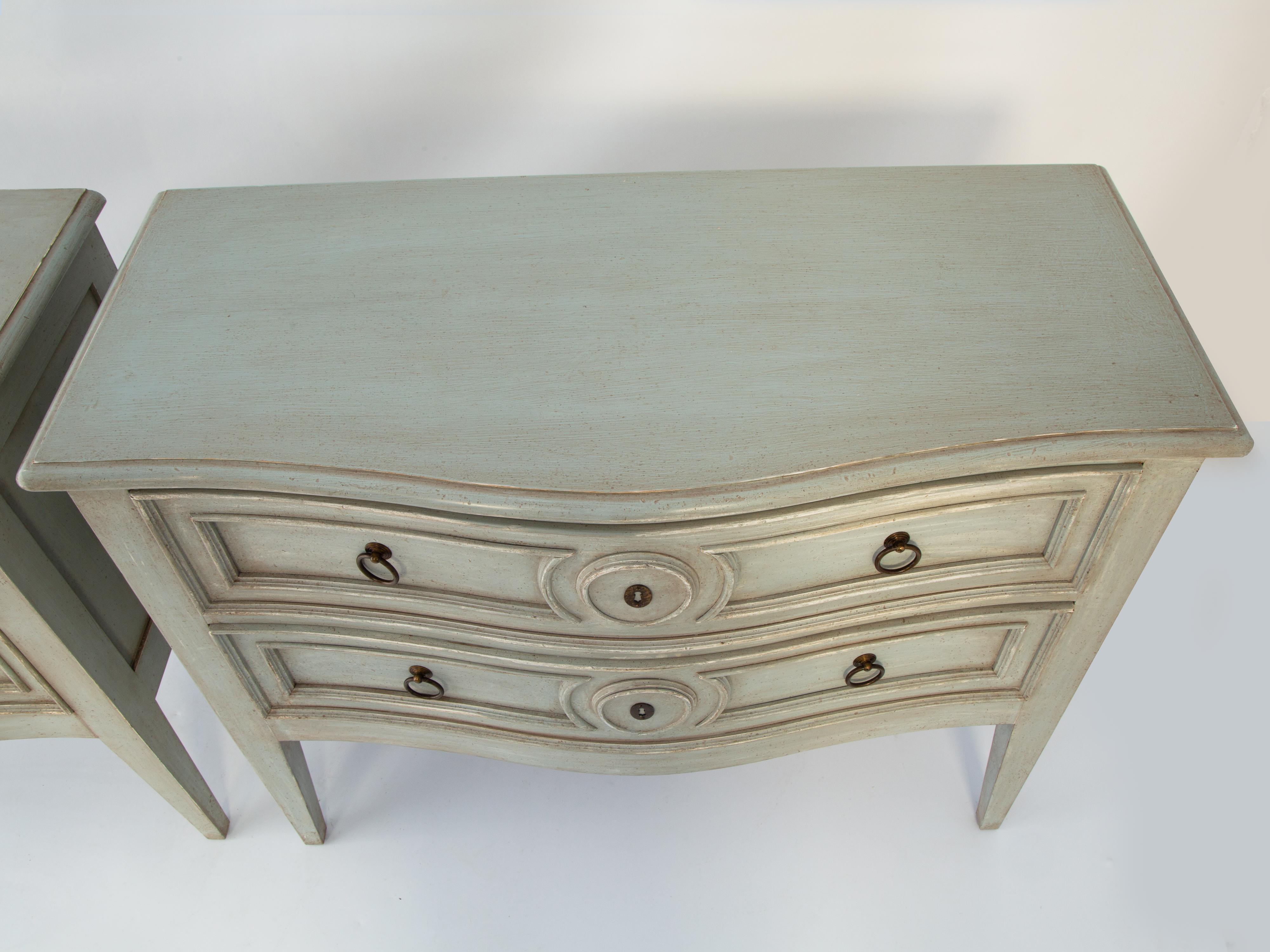 Coppia di commodes dipinte Baker d'epoca In condizioni buone in vendita a West Palm Beach, FL