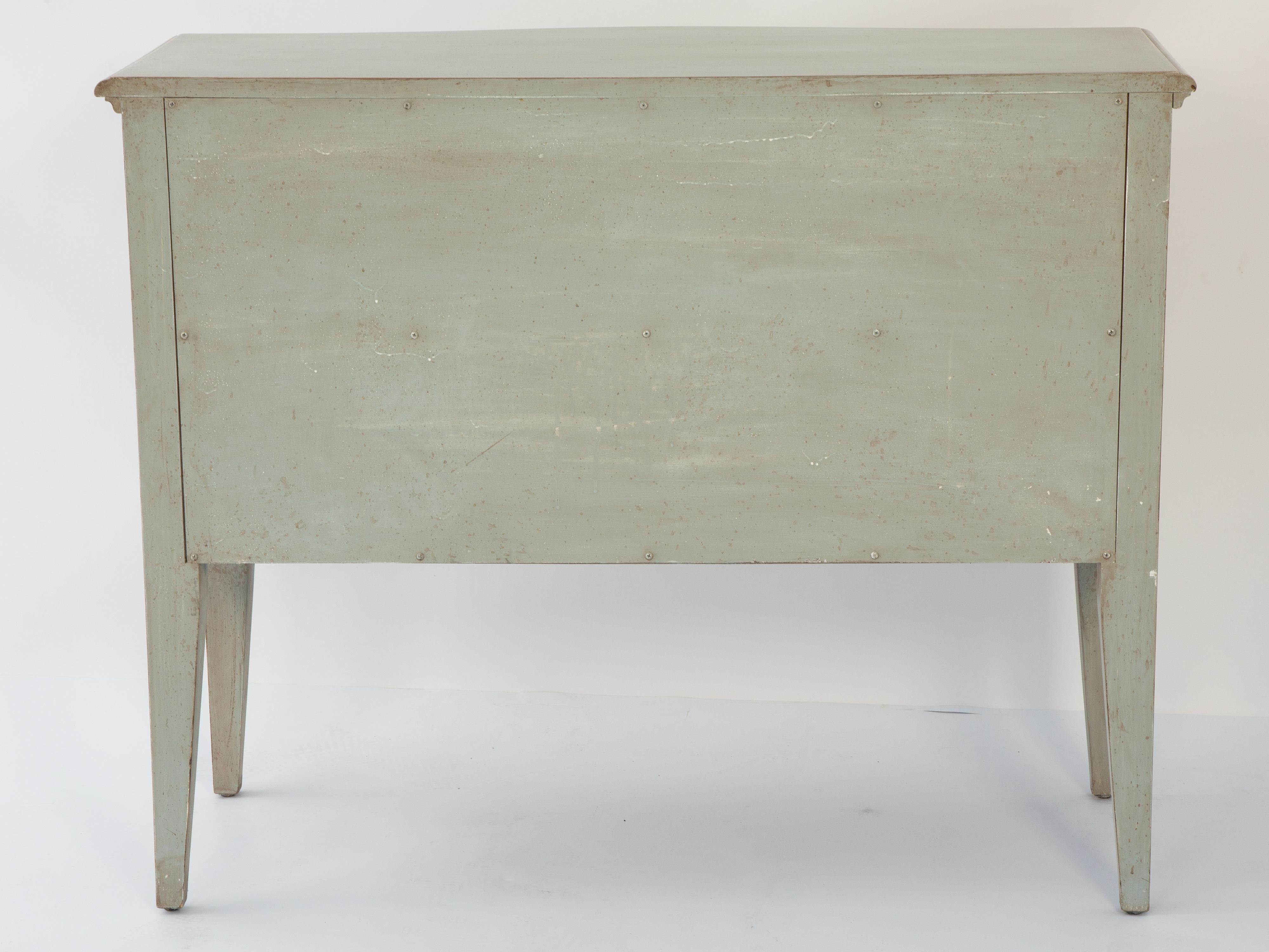 Metà XX secolo Coppia di commodes dipinte Baker d'epoca in vendita