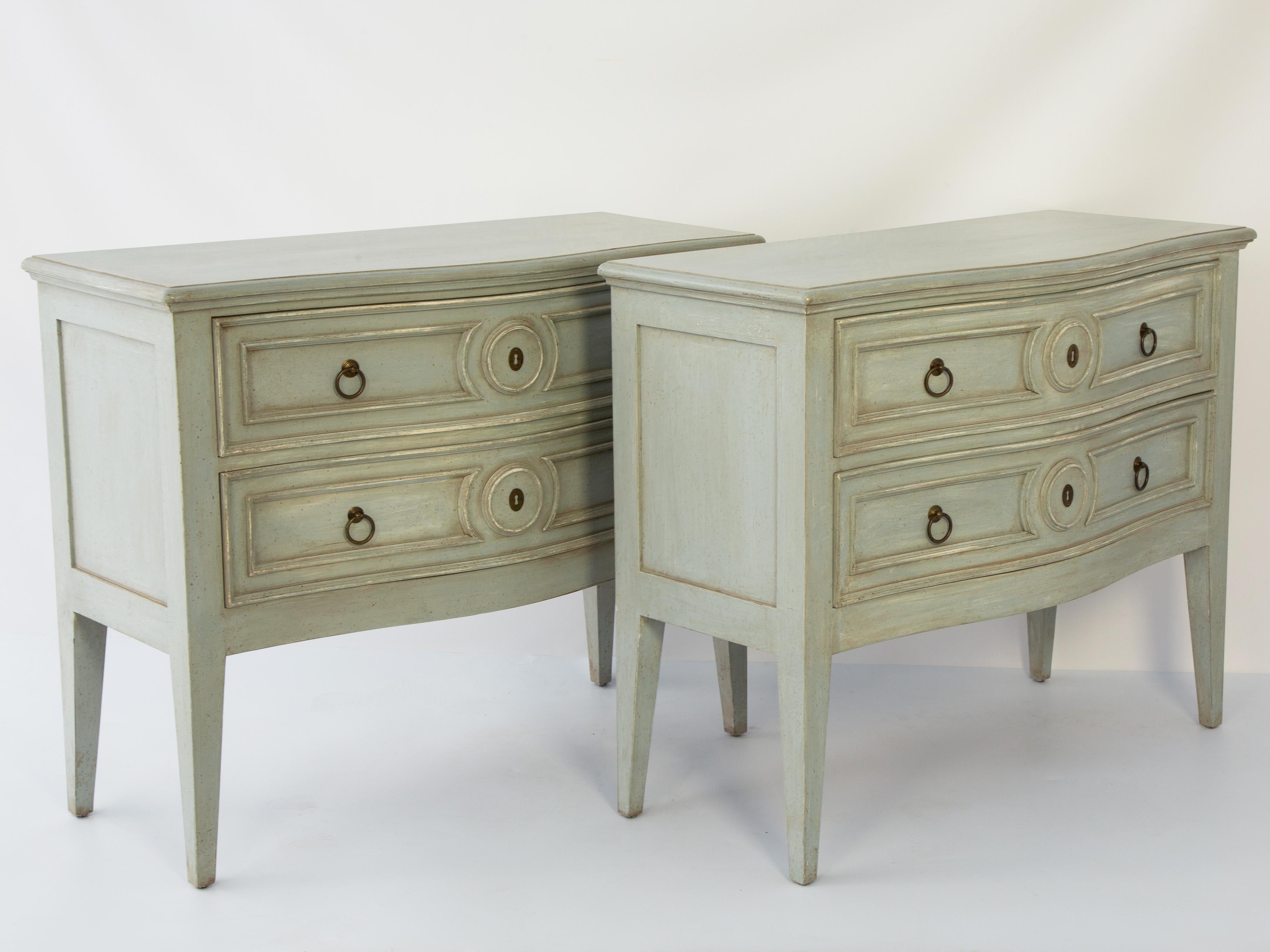 Coppia di commodes dipinte Baker d'epoca in vendita 1