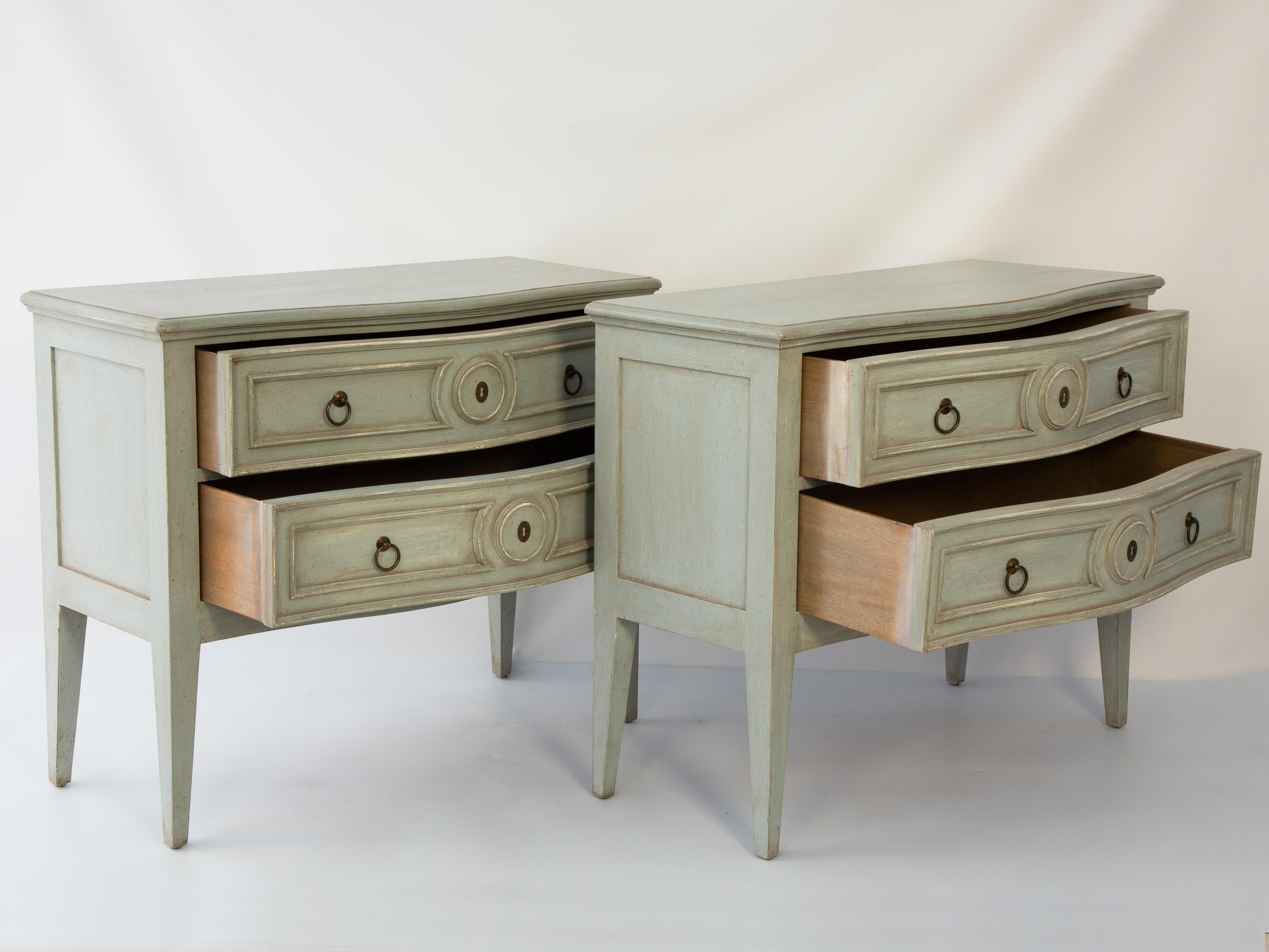 Coppia di commodes dipinte Baker d'epoca in vendita 2