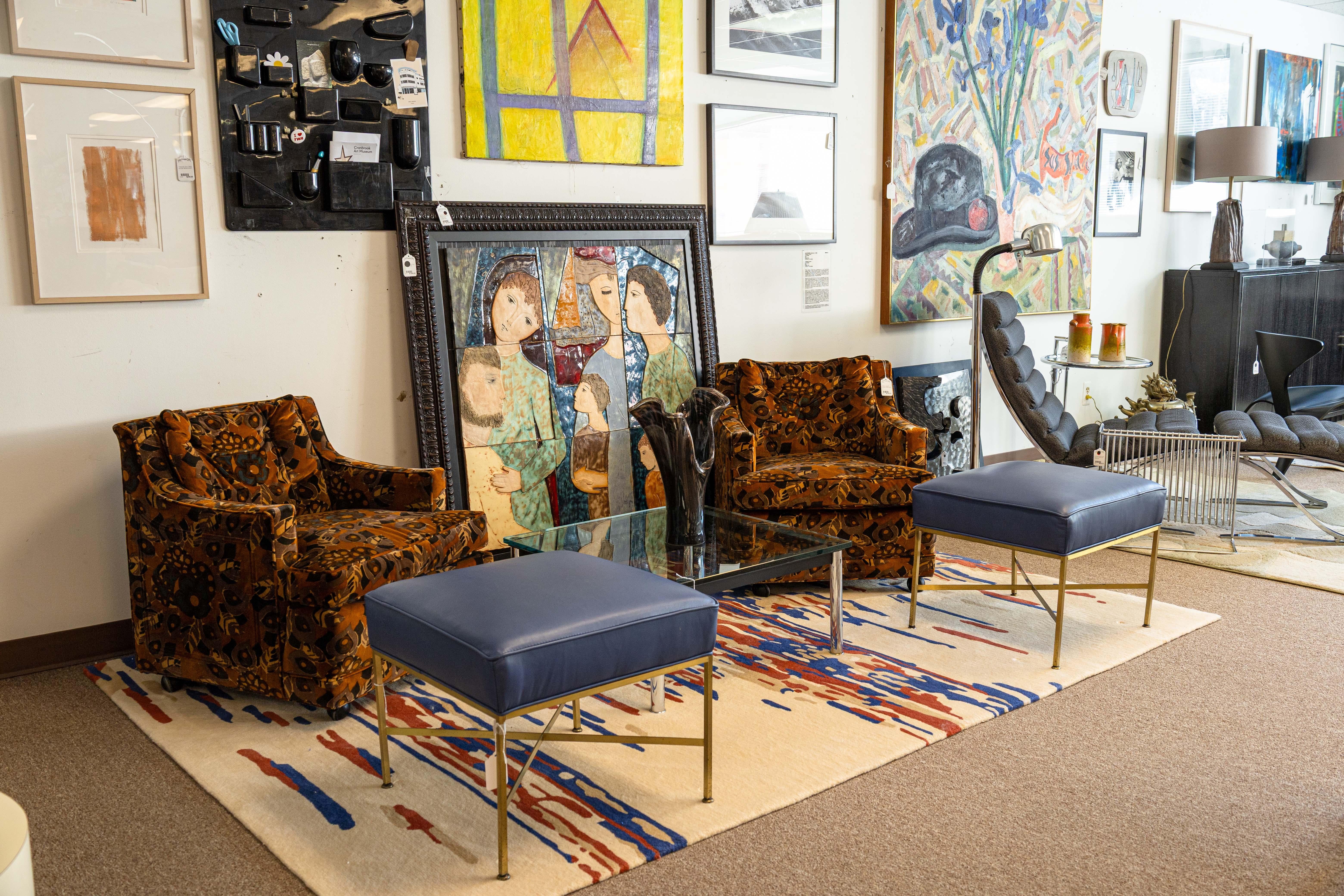 Una coppia di poltrone vintage di Baker Furniture con tappezzeria Jack Lenor Larsen. Questo splendido set di poltrone moderne della metà del secolo presenta una splendida tappezzeria Jack Lenor Larsen con una fantasia floreale multicolore marrone,