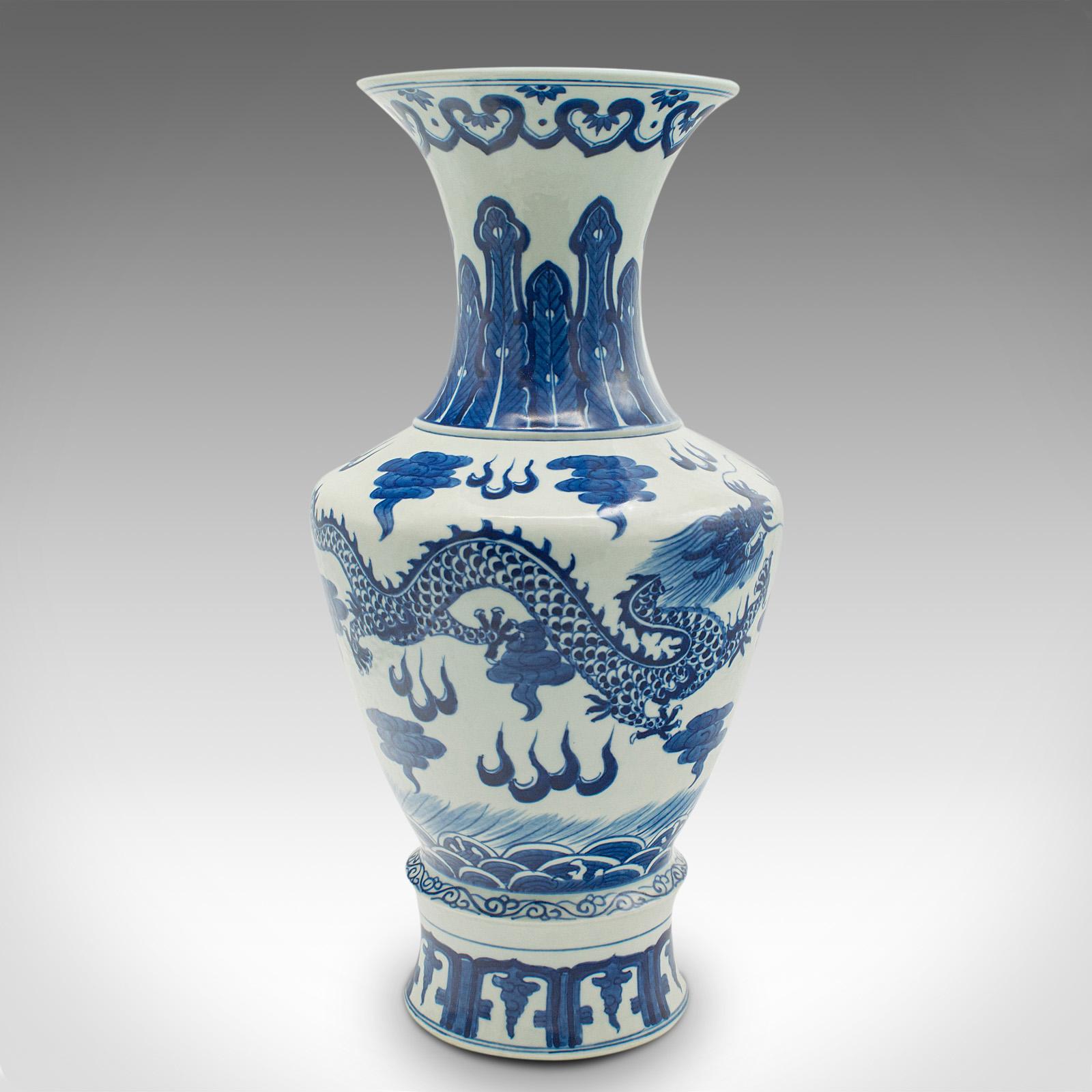 Chinois Paire de vases balustres vintage chinois, céramique, décoration, urne, art déco en vente