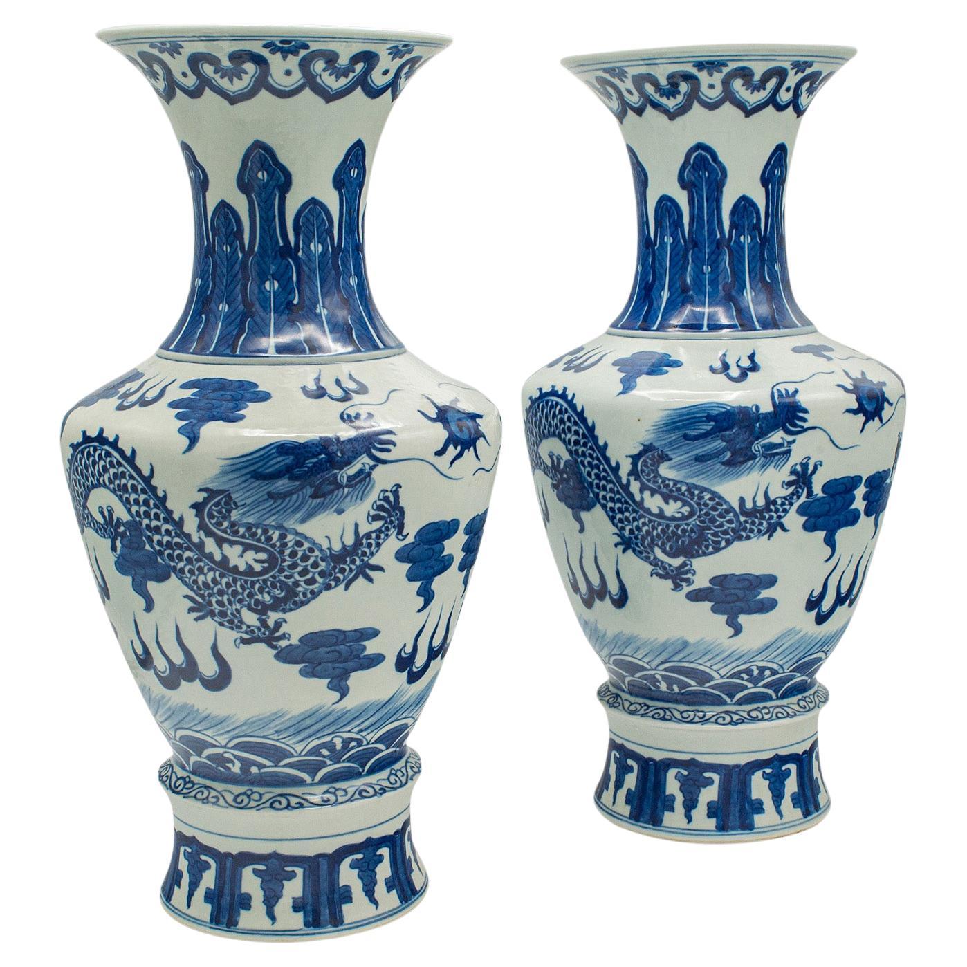 Paire de vases balustres vintage chinois, céramique, décoration, urne, art déco en vente