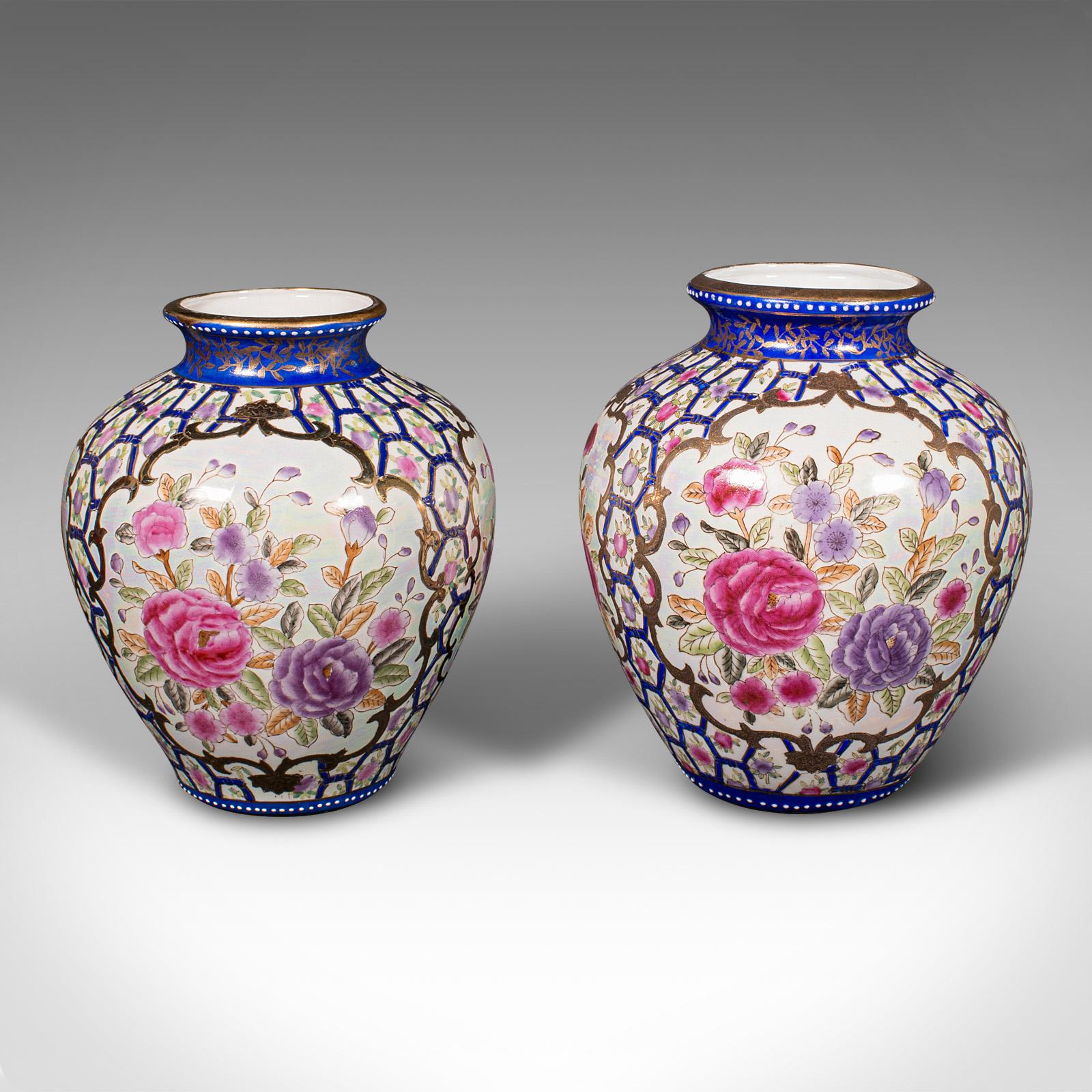 Il s'agit d'une paire artisanale de vases balustres vintage. Urne décorative chinoise en émail et lustre, peinte à la main, datant de la période Art déco, vers 1940.

Attrayante et tactile, avec un magnifique décor de feuillage
Présentant une patine