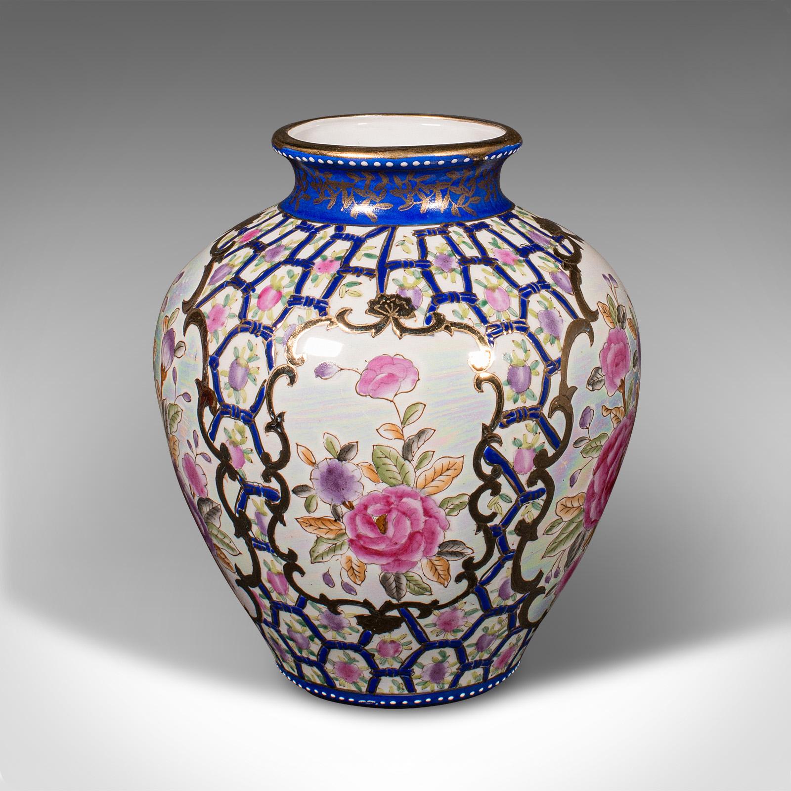 Peint à la main Paire de vases balustres chinois, peints à la main, urne, Art déco, vers 1940 en vente