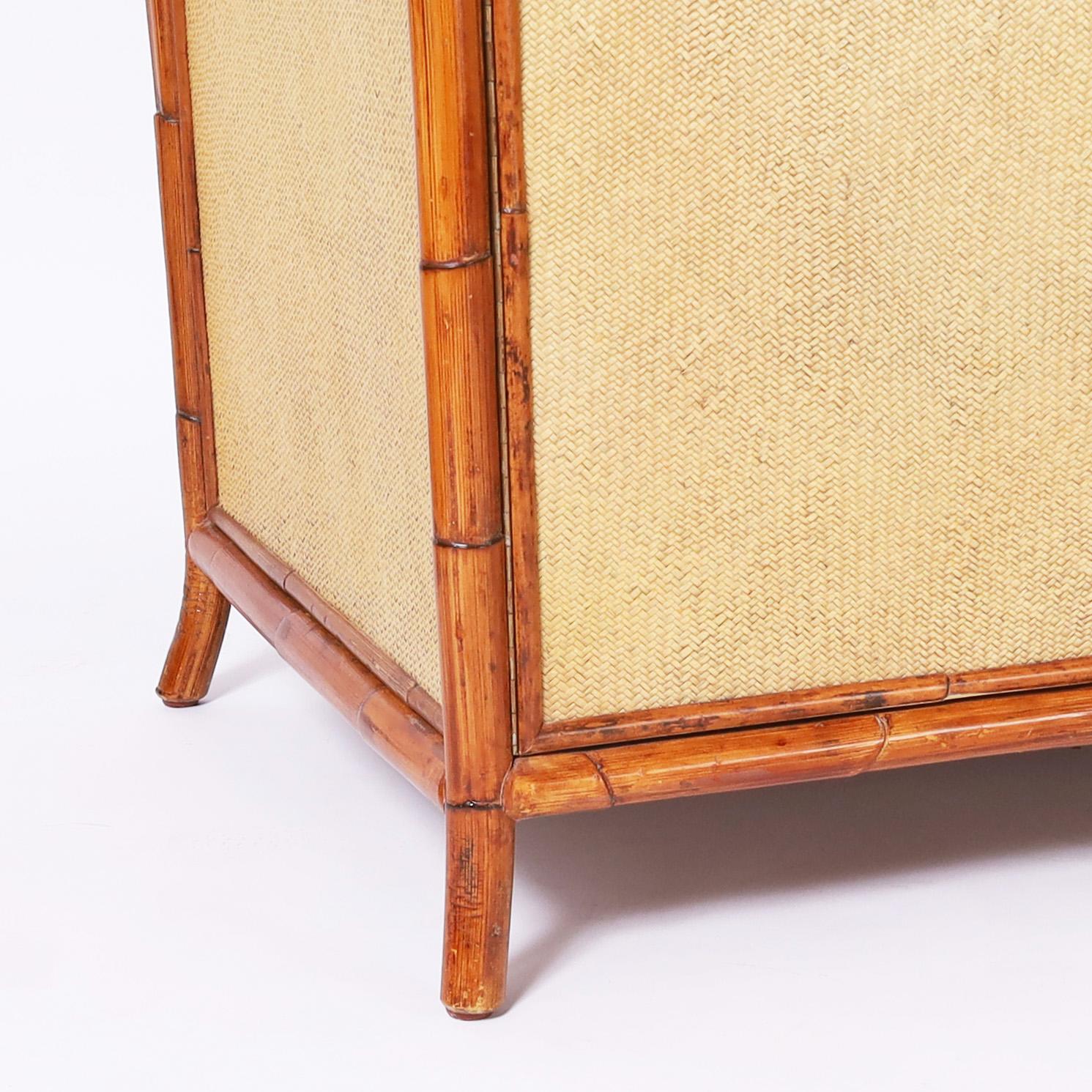 Zwei Vintage-Schränke oder Servierschränke aus Bambus und Grascloth mit zwei Türen im Angebot 2
