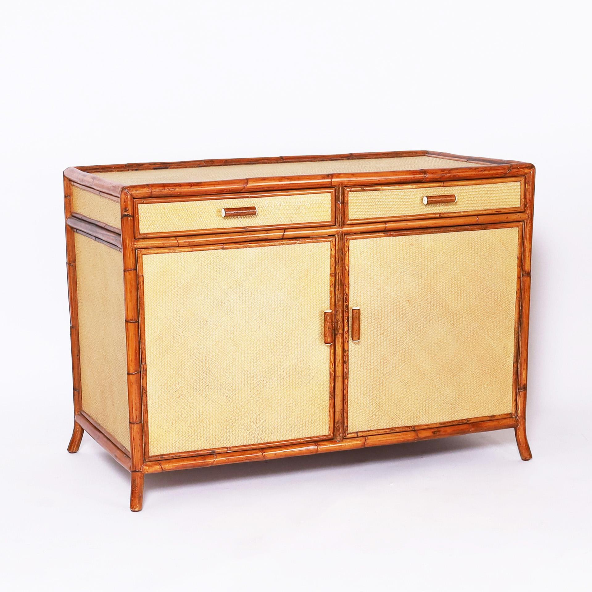 Zwei Vintage-Schränke oder Servierschränke aus Bambus und Grascloth mit zwei Türen (Philippinisch) im Angebot