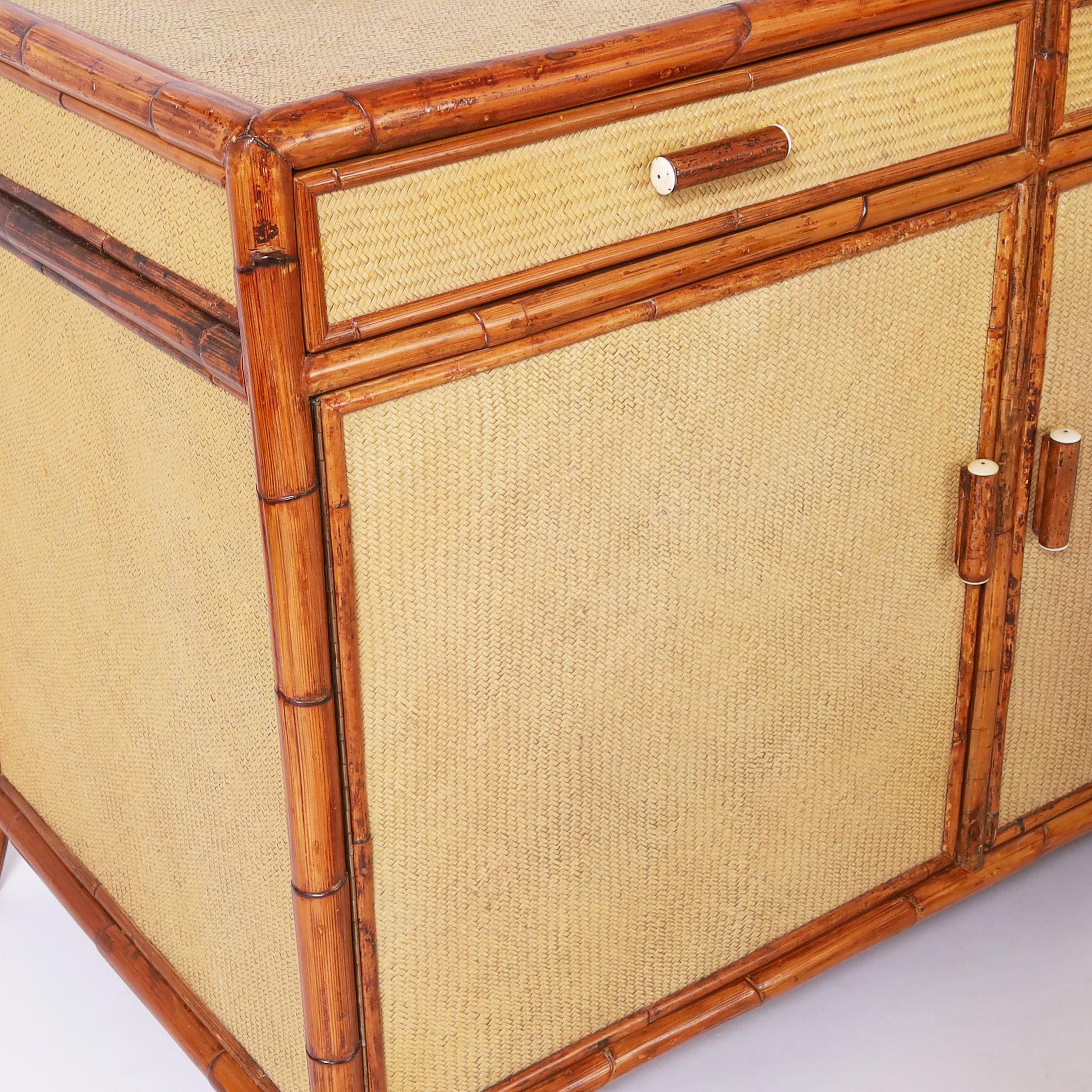 Zwei Vintage-Schränke oder Servierschränke aus Bambus und Grascloth mit zwei Türen (20. Jahrhundert) im Angebot