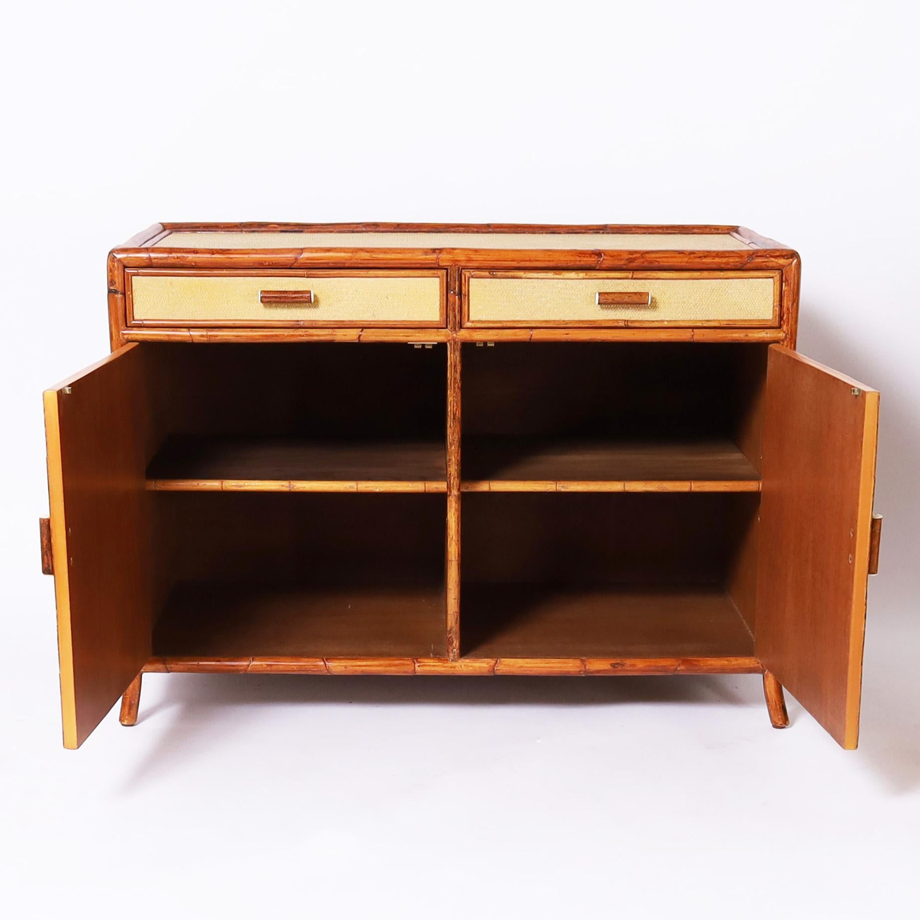 Zwei Vintage-Schränke oder Servierschränke aus Bambus und Grascloth mit zwei Türen (Grastapete) im Angebot