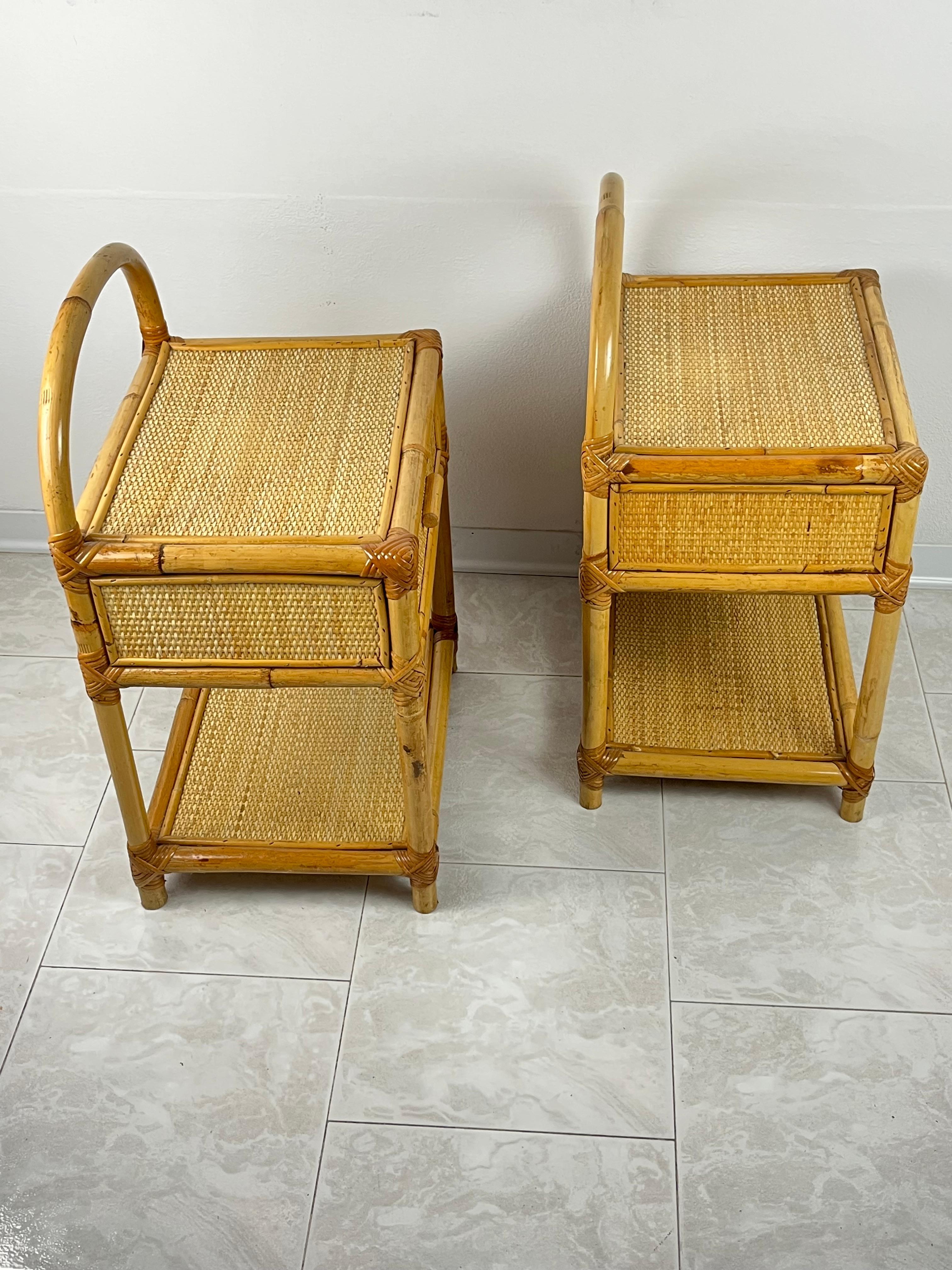 Autre Paire d'articles italiens vintage  Tables de chevet bambou et rotin des années 1970 en vente