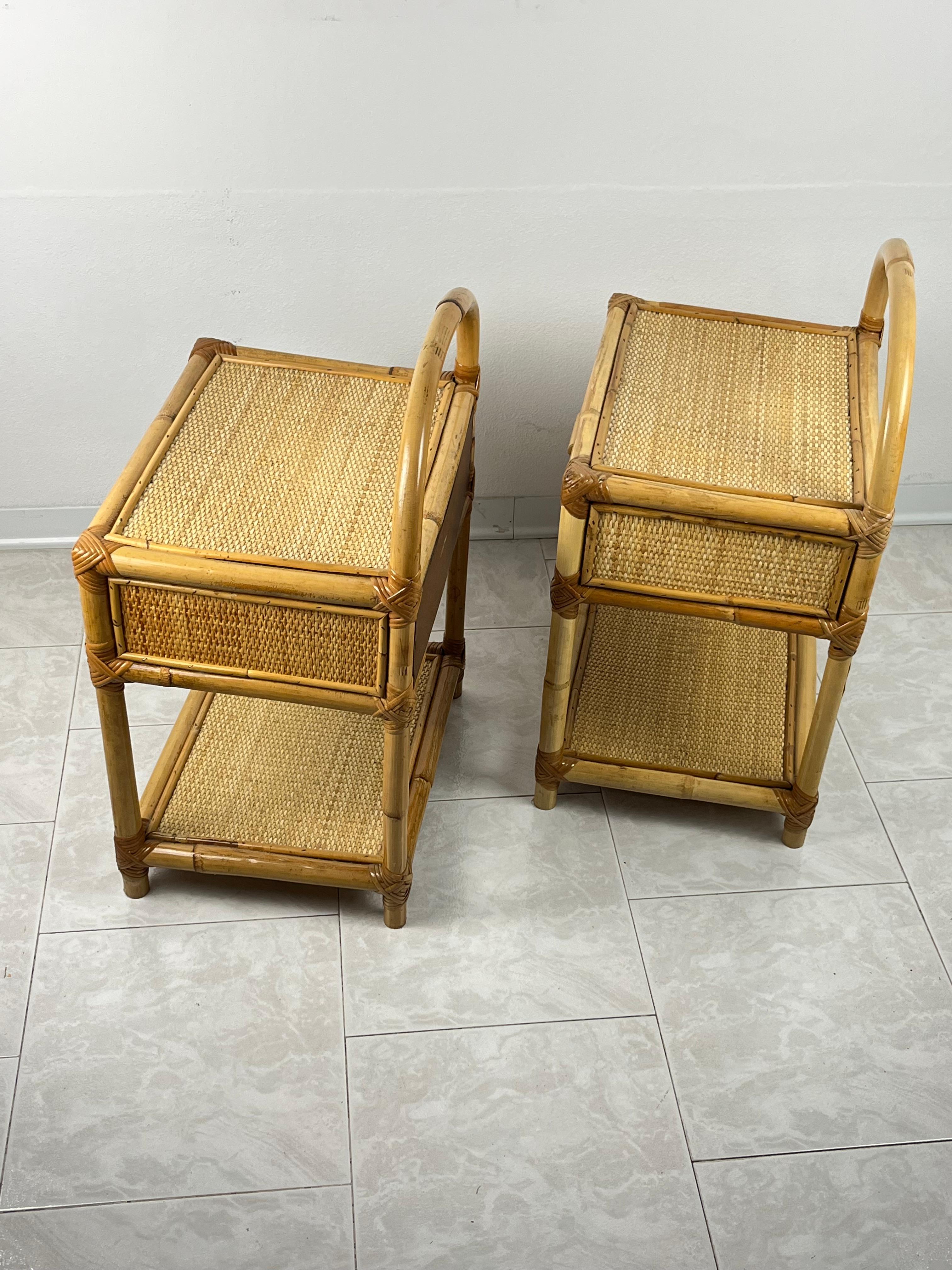 Fin du 20e siècle Paire d'articles italiens vintage  Tables de chevet bambou et rotin des années 1970 en vente