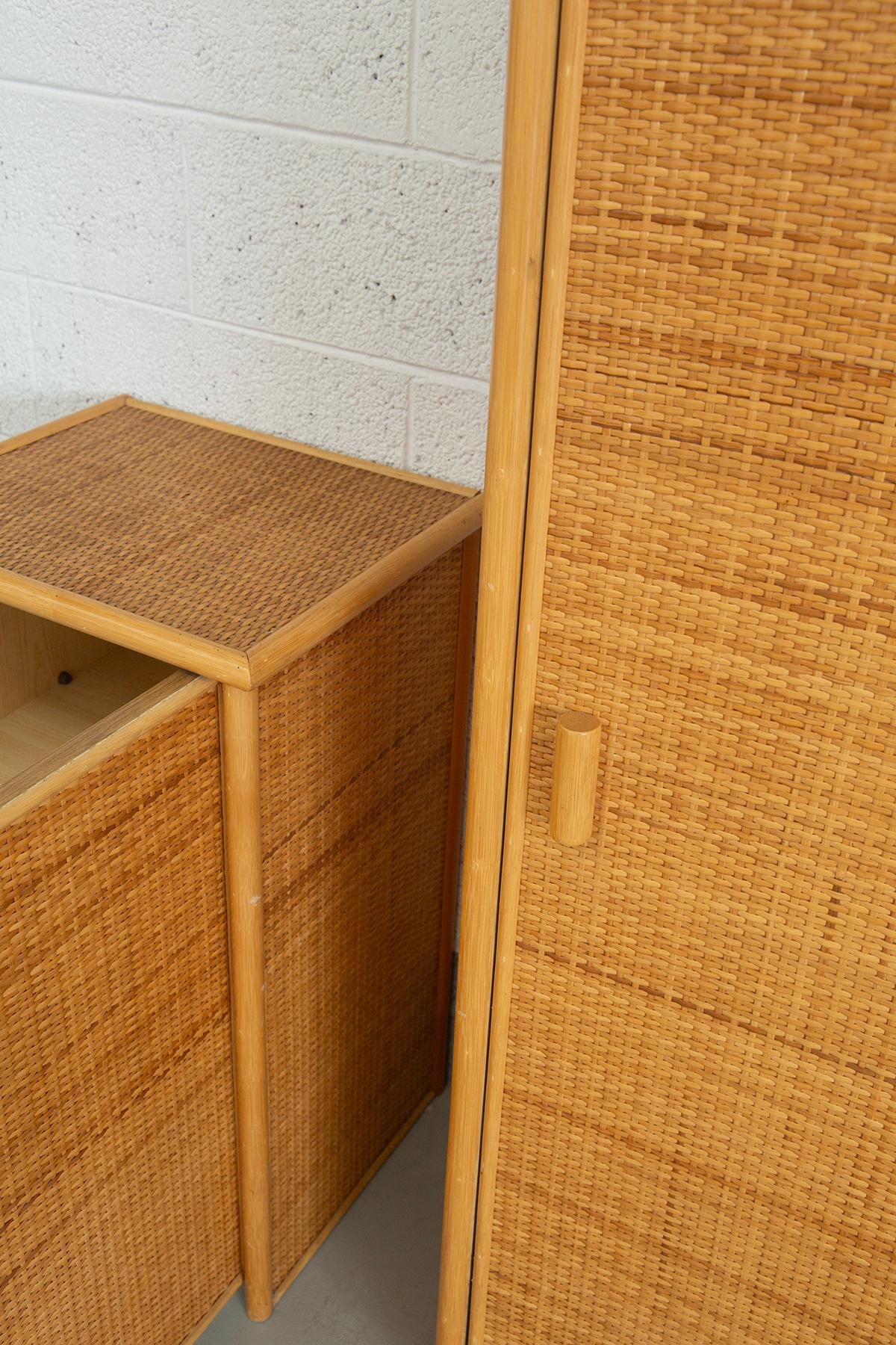 Bambù Pair of vintage bamboo and rattan cabinets in vendita