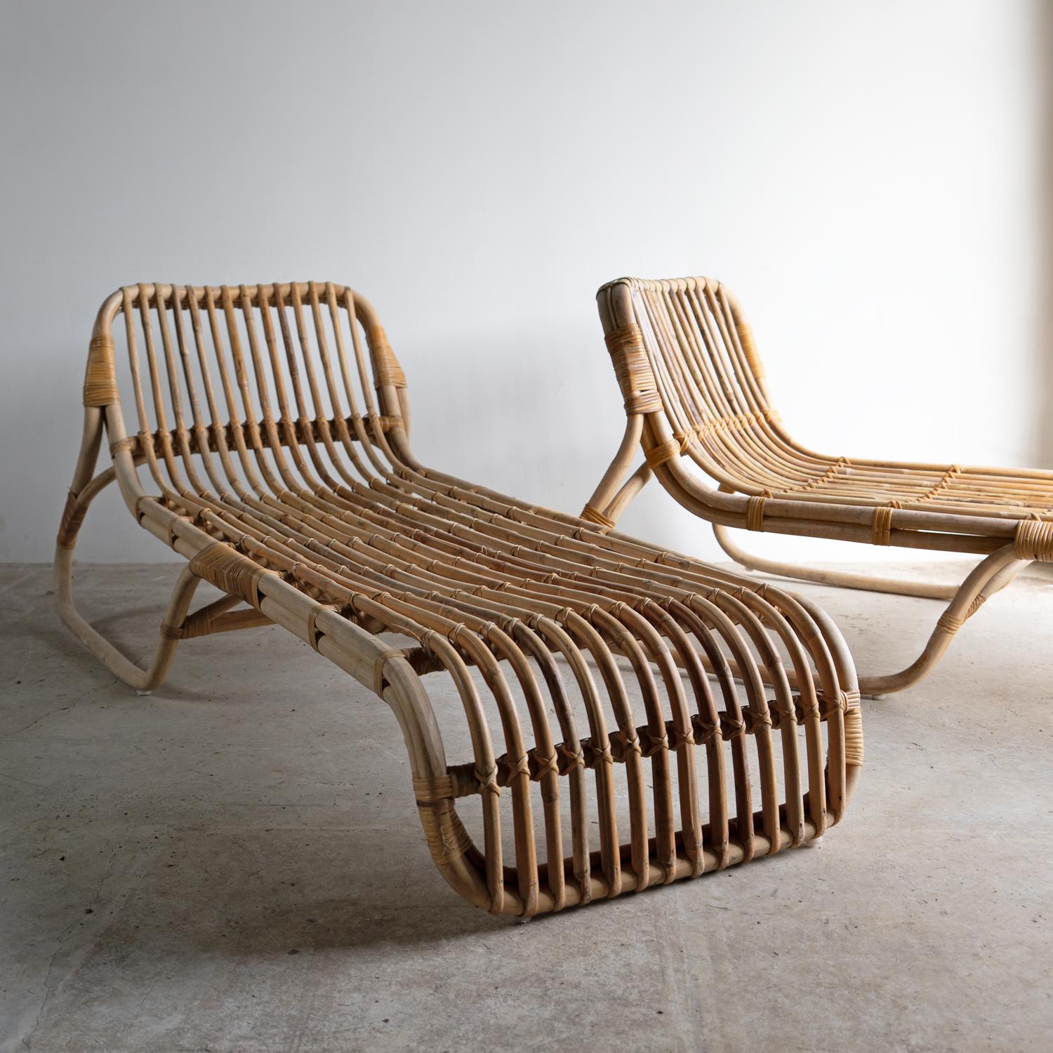 COPPIA DI LETTINI IN BAMBÙ E RATTAN 

Realizzato in bambù e rattan piegato a vapore. 

Un design elegante e senza tempo che si adatta bene a diversi ambienti. 

Probabilmente risale alla metà e alla fine del XX secolo. 

Sono in buone condizioni