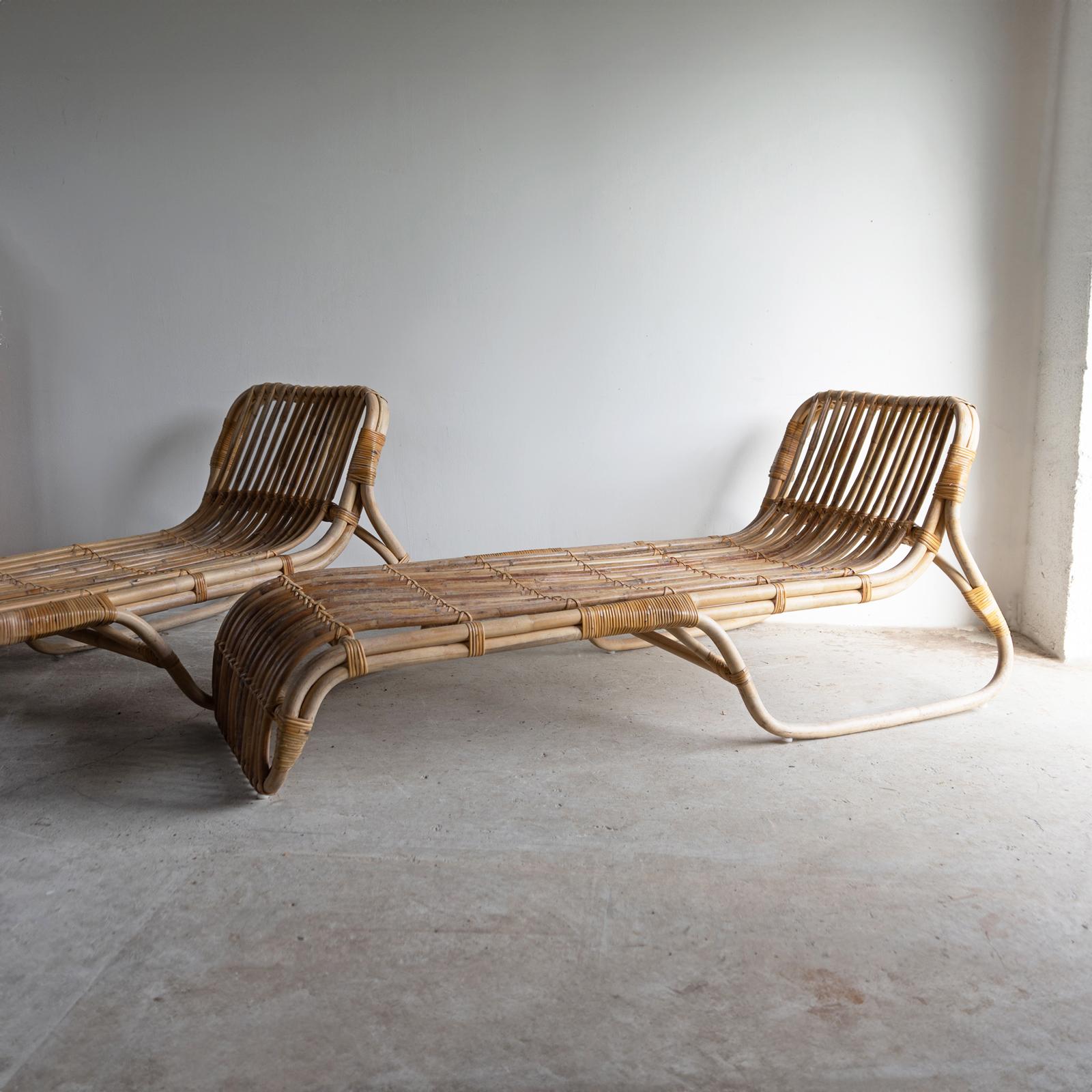 Fatto a mano Coppia di Chaise Longue / Lounger / Letti da giorno in bambù e rattan d'epoca in vendita