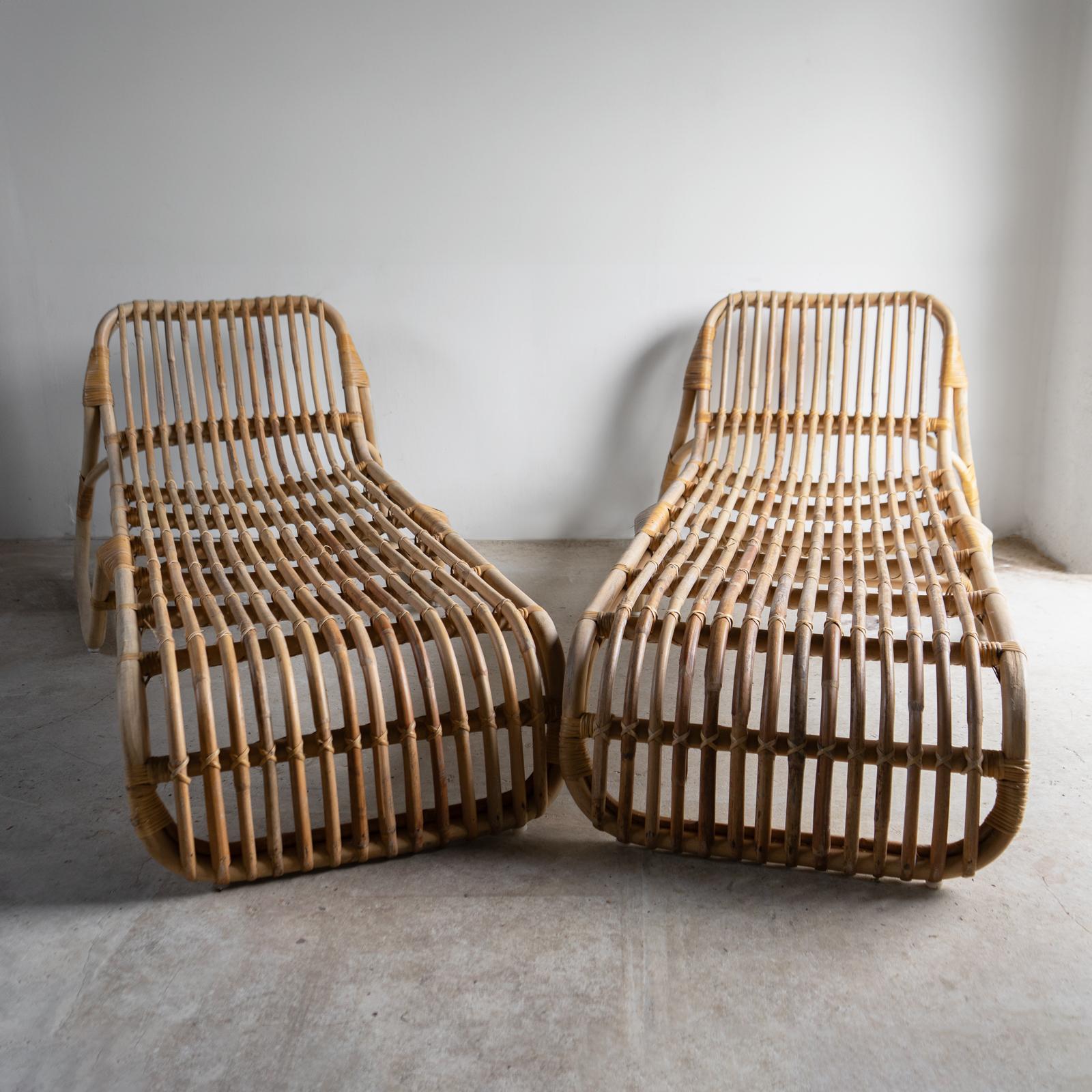 Coppia di Chaise Longue / Lounger / Letti da giorno in bambù e rattan d'epoca In condizioni buone in vendita a Bristol, GB