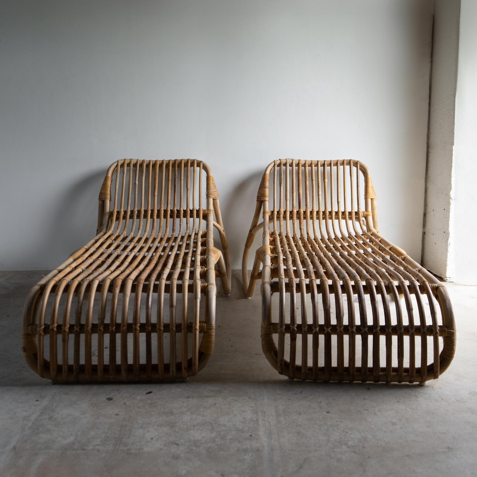 Metà XX secolo Coppia di Chaise Longue / Lounger / Letti da giorno in bambù e rattan d'epoca in vendita