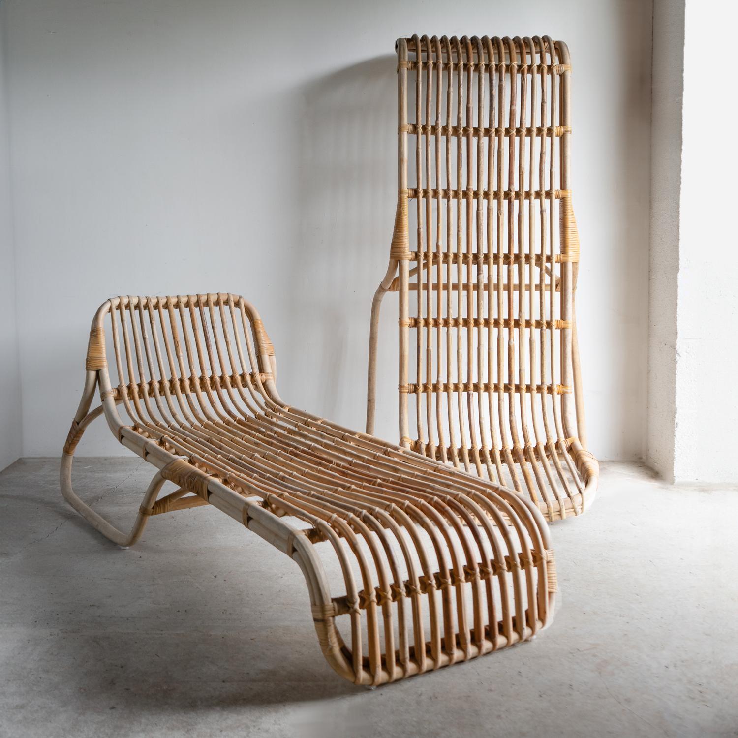 Bambù Coppia di Chaise Longue / Lounger / Letti da giorno in bambù e rattan d'epoca in vendita