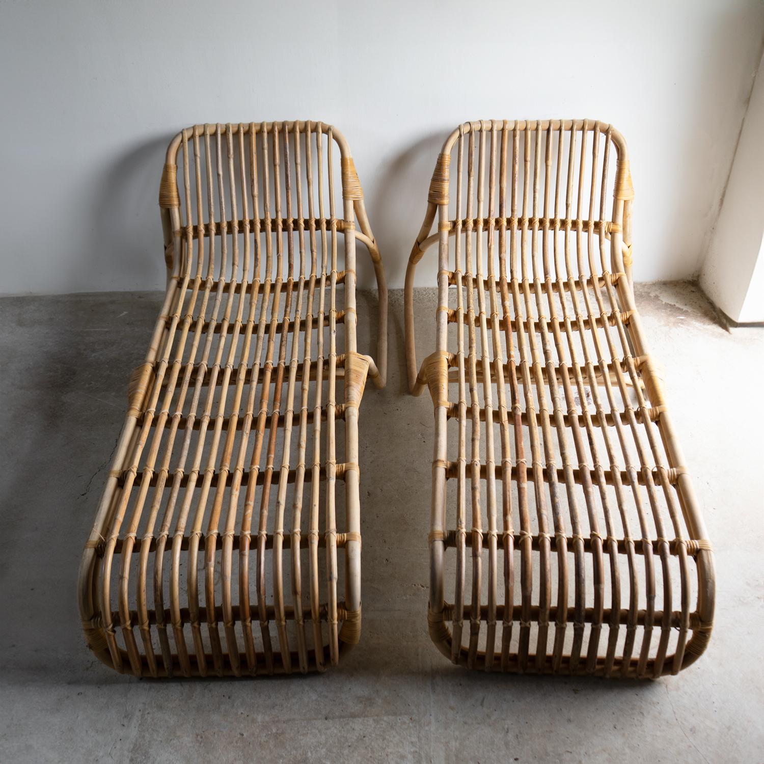 Coppia di Chaise Longue / Lounger / Letti da giorno in bambù e rattan d'epoca in vendita 3